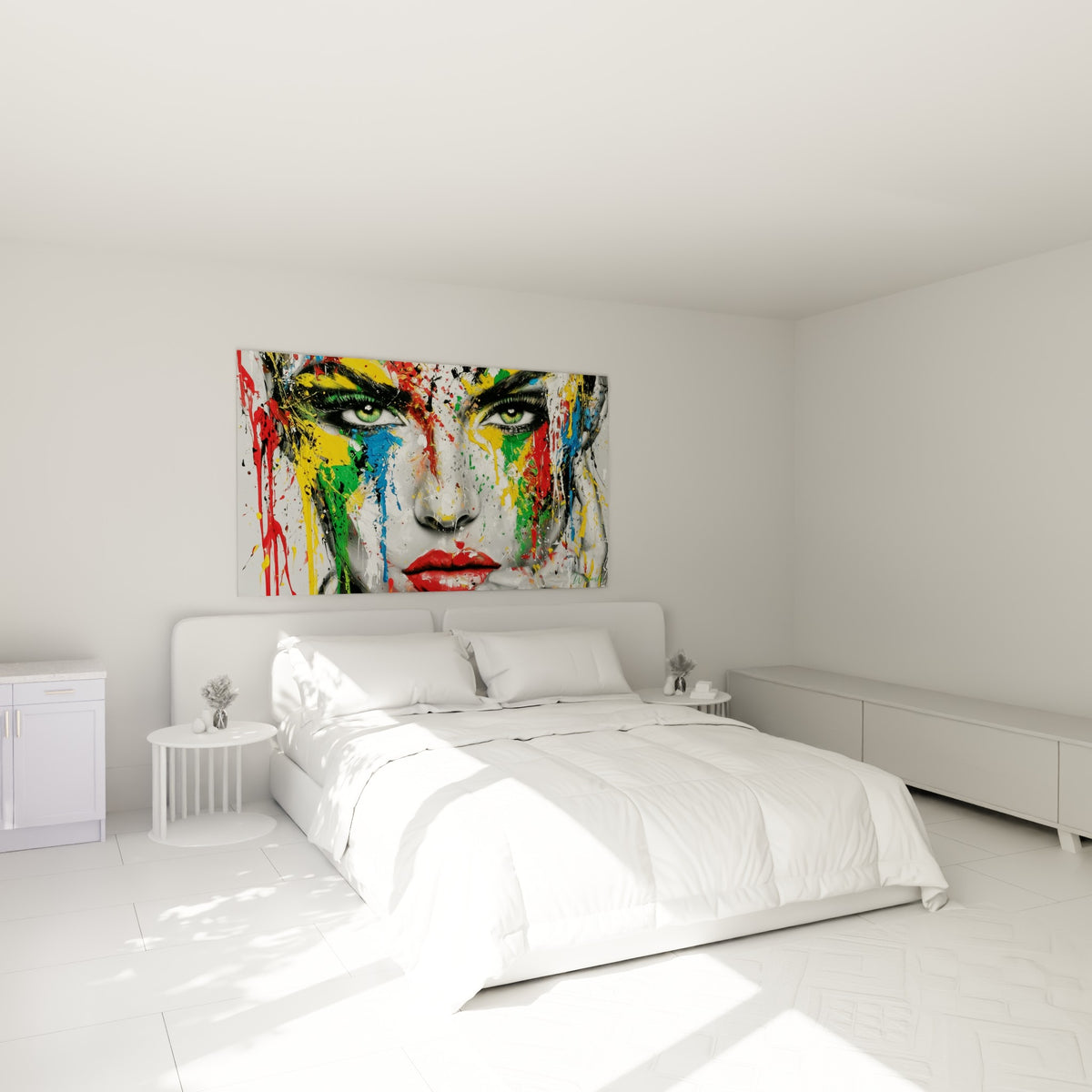 Regard vert intense et coulures dorées d'un visage abstrait, au-dessus d'un lit dans une chambre claire
