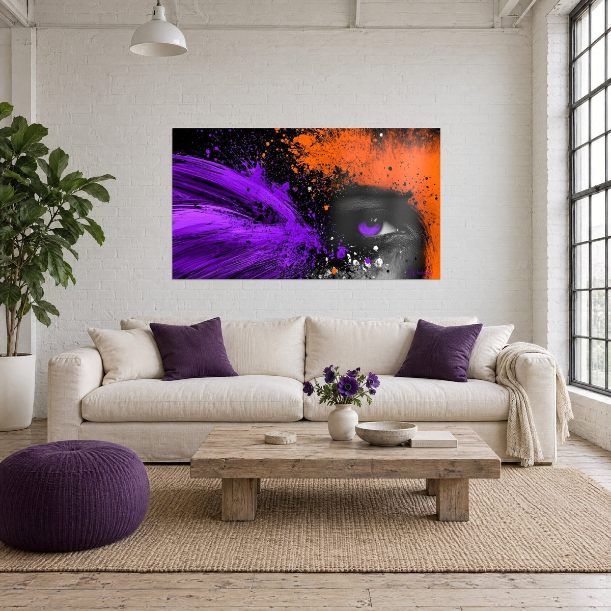 Gemälde Auge mit violetter Iris, umgeben von orangefarbenen Farbspritzern auf schwarzem Hintergrund, weiße Ziegelwand, über einem Sofa in einem hellen Wohnzimmer