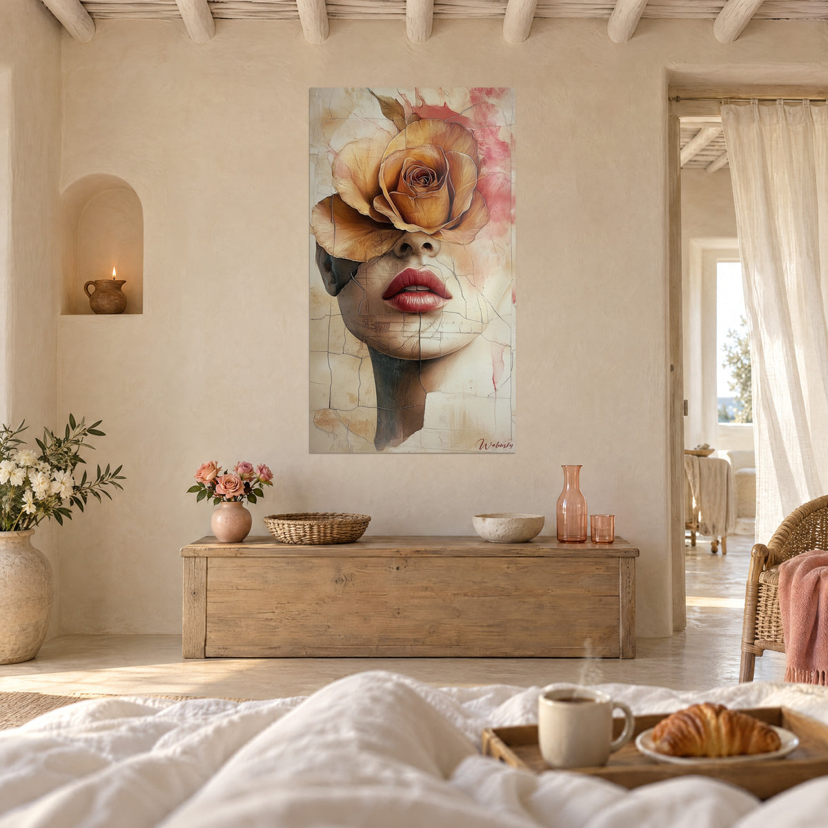 Cuadro musa enmascarada con una rosa cobriza, boca roja, grietas sobre fondo crema, sobre una cama en un dormitorio luminoso