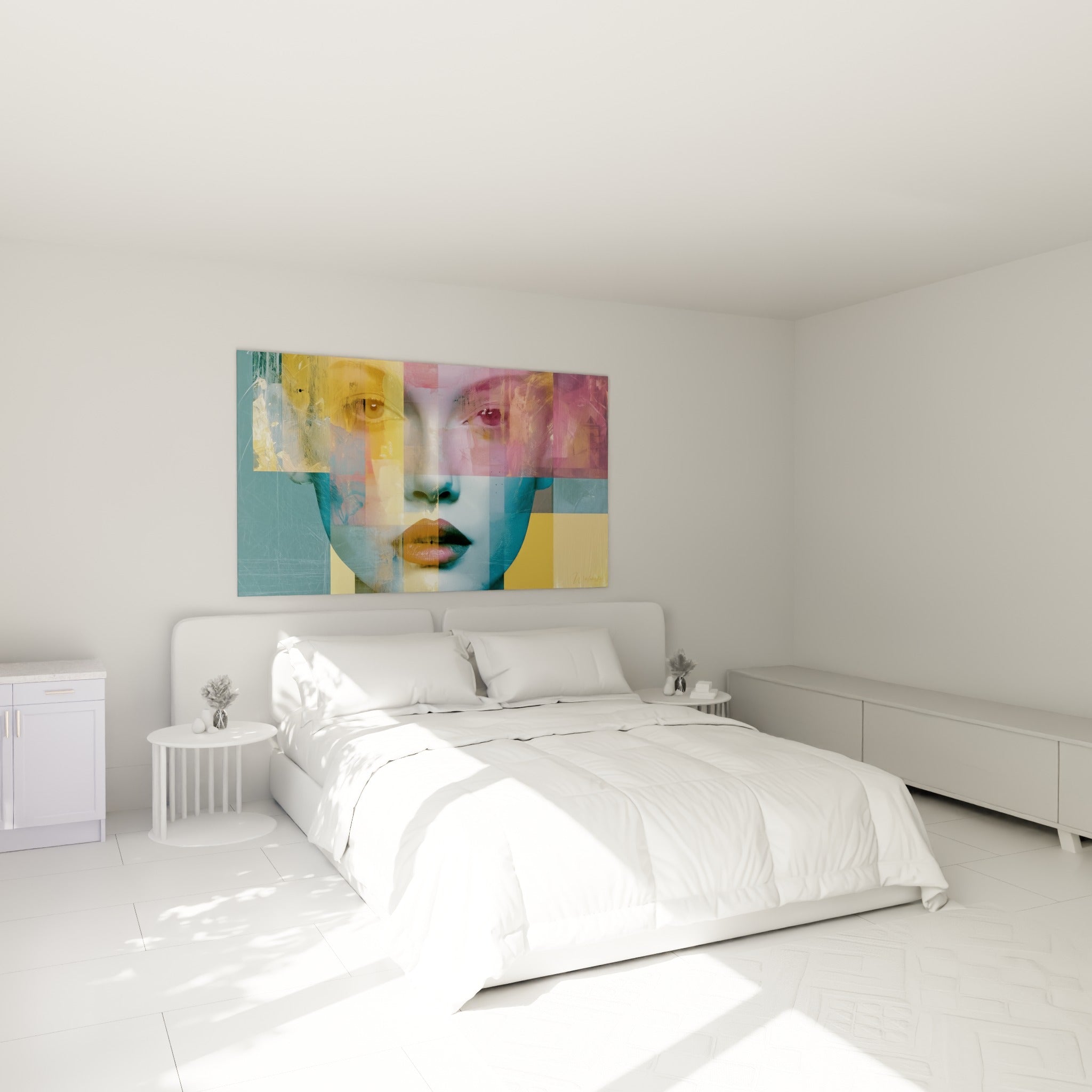 Portrait fragmenté bleu et rose poudré, lèvres orangées, accroché au-dessus d'un lit dans une chambre claire