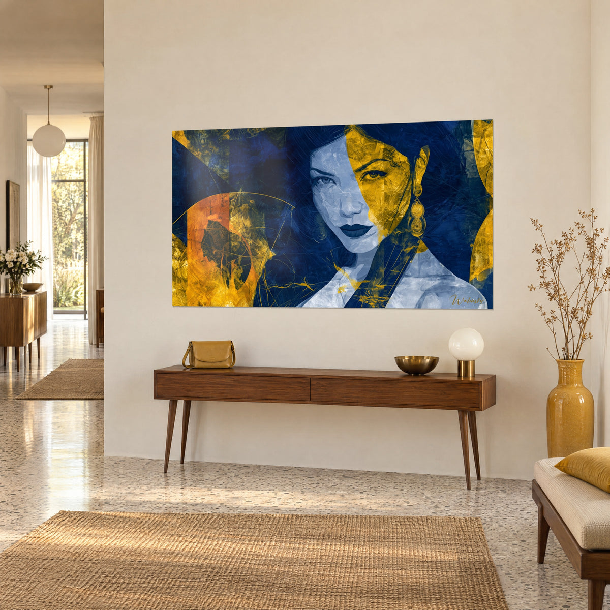 Schilderij vrouwengezicht gesplitst tussen nachtblauw en mosterdgeel, donkere lippen, boven een houten console in een lichte hal