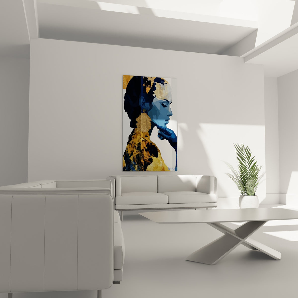 Silhouette dorée et bleu marine du Visage abstrait, au-dessus d'un canapé dans un salon lumineux