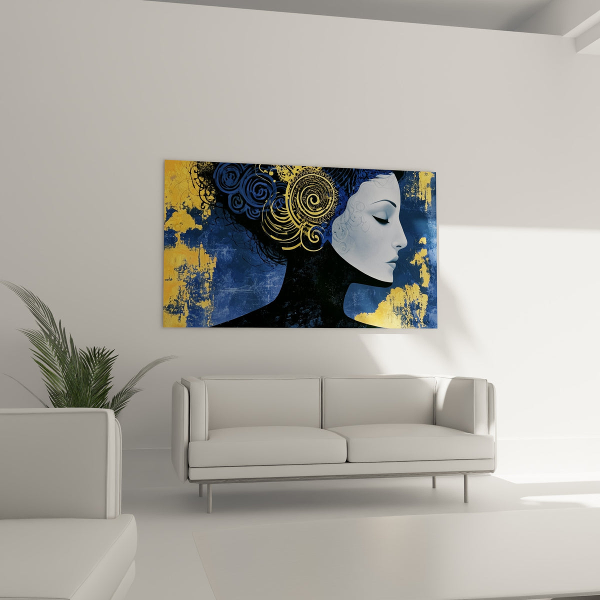 Visage abstrait bleu et doré, silhouette contemplative au-dessus d'un canapé dans un salon lumineux