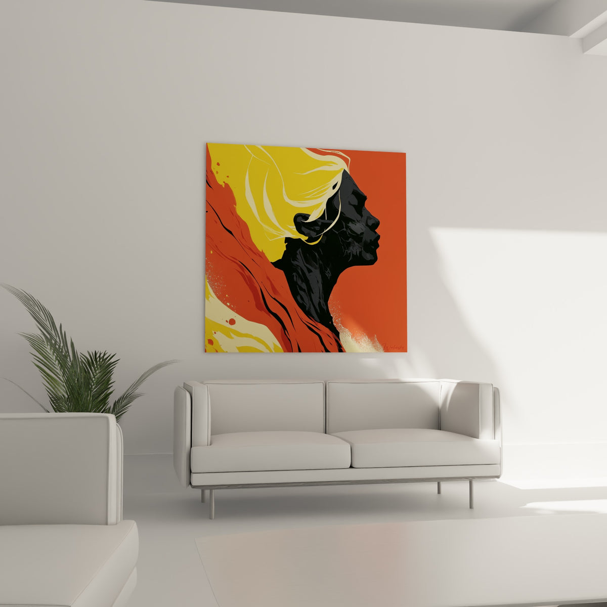 Profil sculptural du visage abstrait rouge et anthracite, au-dessus d'un canapé dans un salon lumineux