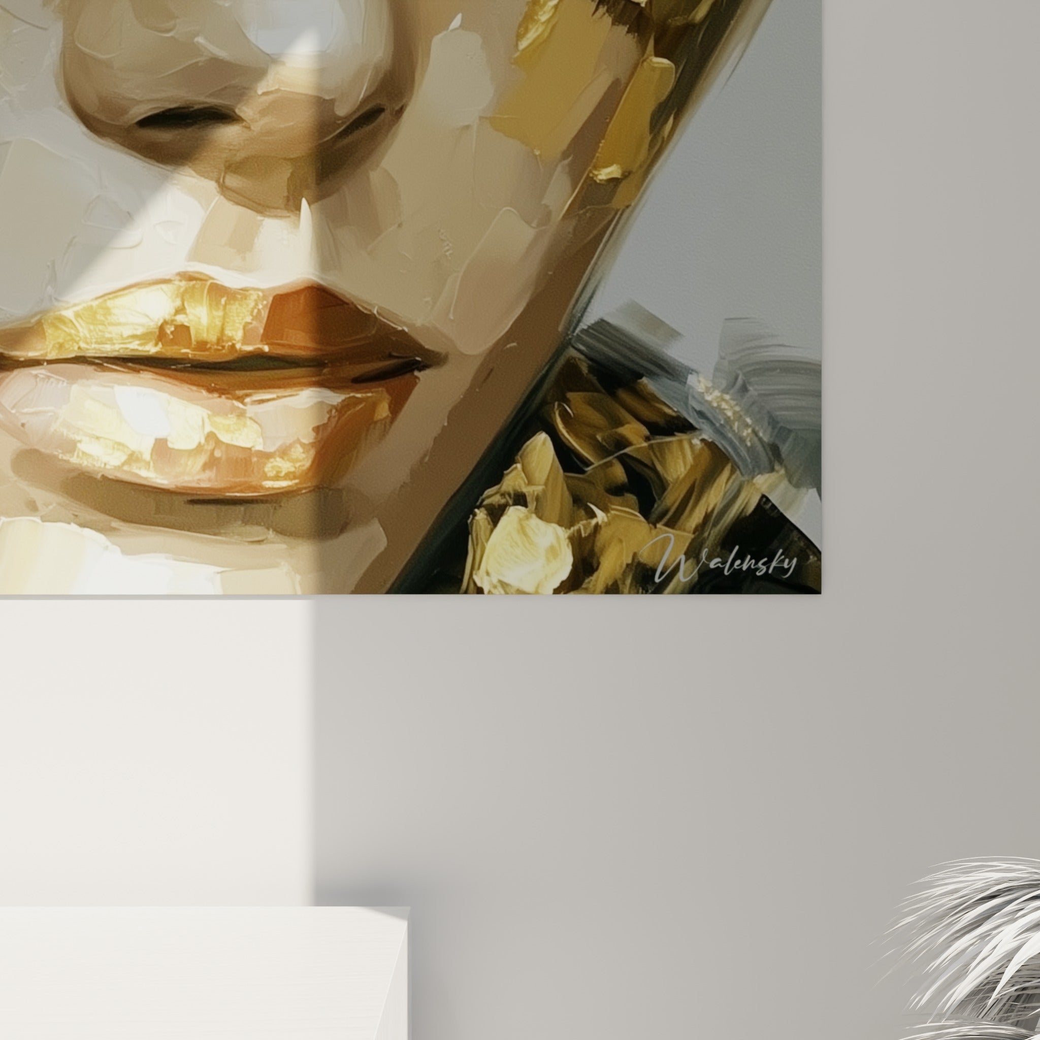 Empâtements dorés et beiges se rejoignant en reliefs sur la toile, matière brute et lumineuse