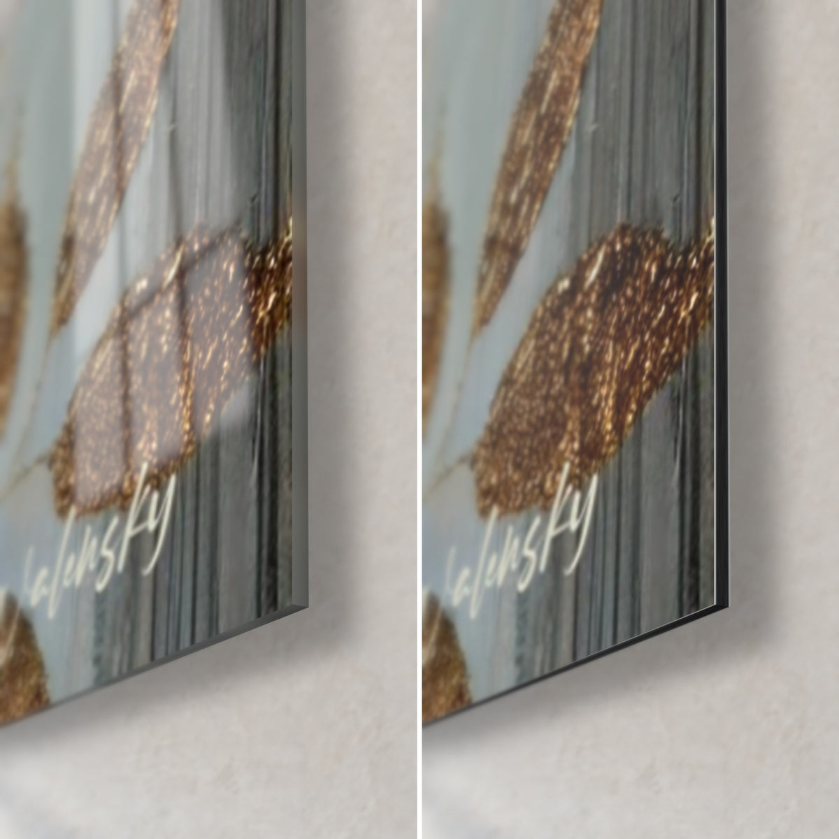 Tableau visage craquelé bleu et doré, coin bas droit, verre acrylique brillant à gauche et alu Dibond mat à droite, tranche de 3 mm