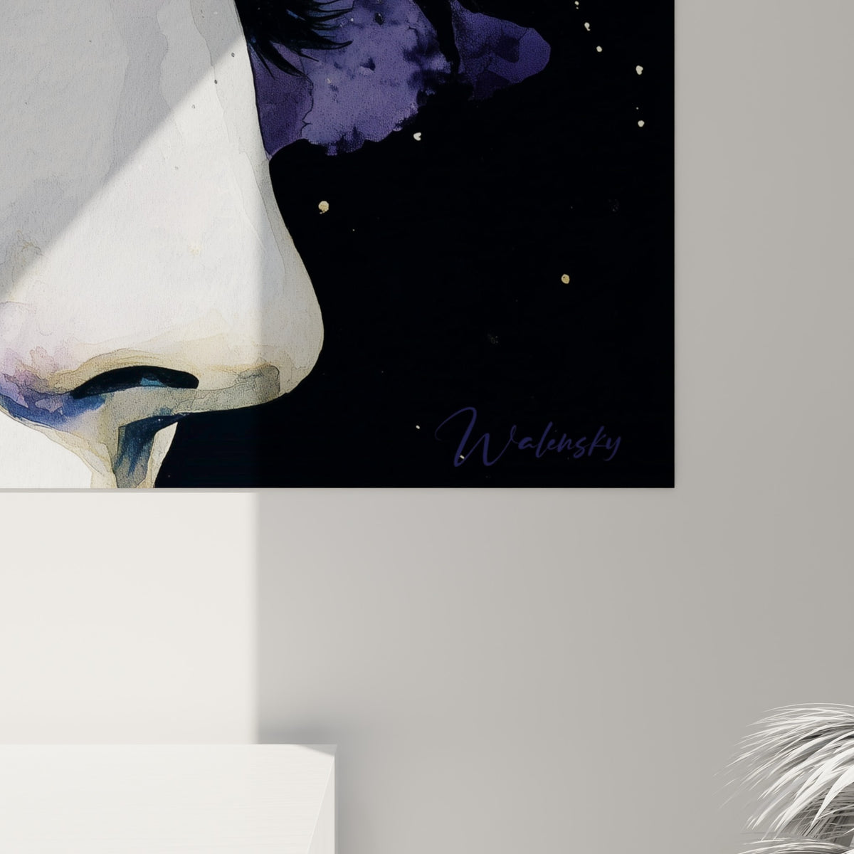 Empâtements dorés et coulures violettes du visage abstrait révélant le grain et la matière de la toile