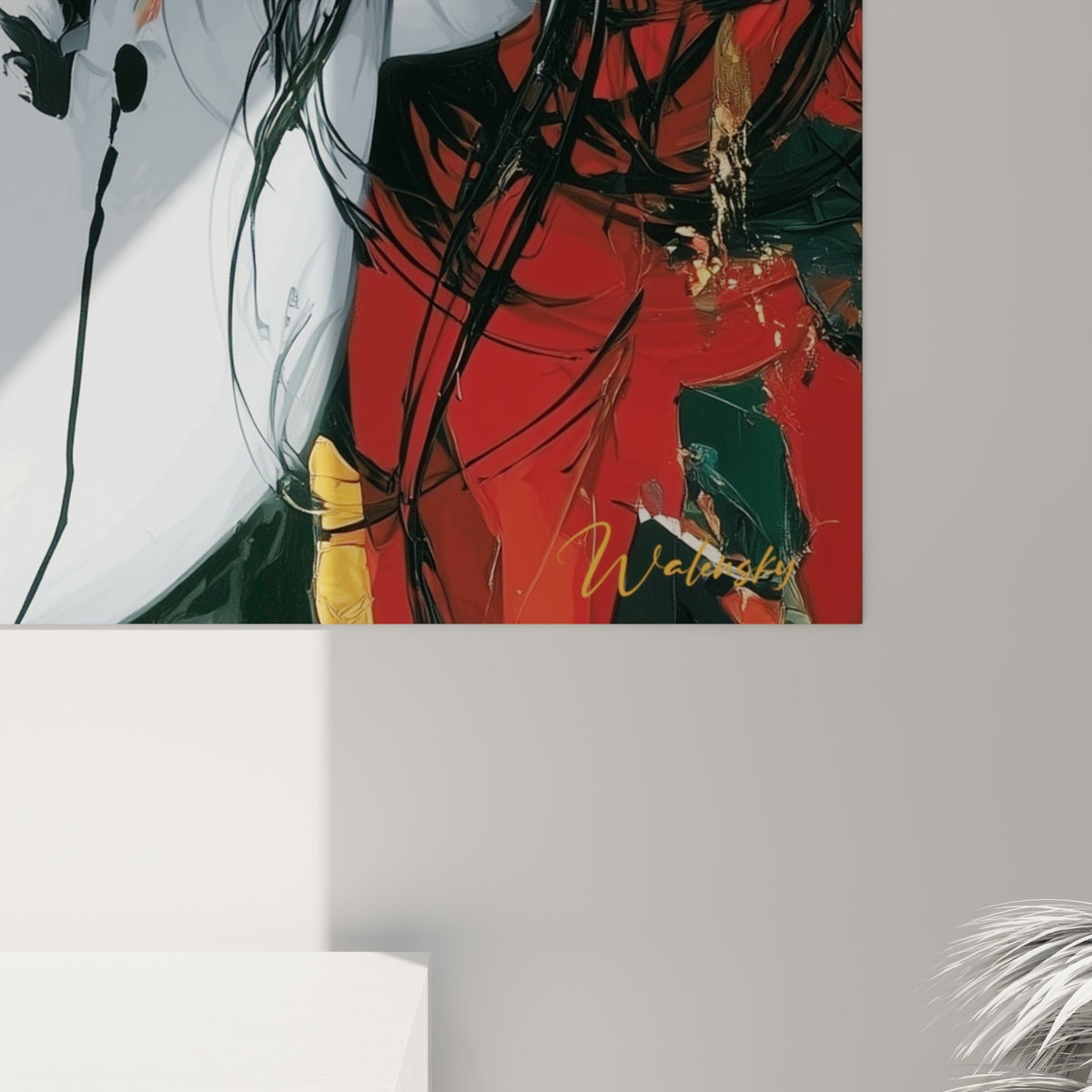 Empâtements dorés et coulures noires se mêlant au gris et au rouge sur la toile du visage abstrait