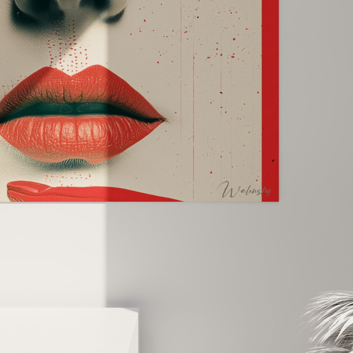Grain de peau détaillé et éclaboussures rouges visibles sur la surface imprimée du visage abstrait