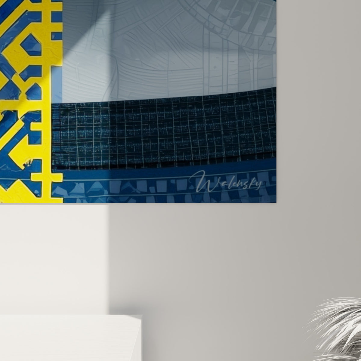 Détail des empâtements du motif jaune labyrinthique côtoyant la texture fine du portrait bleu marine