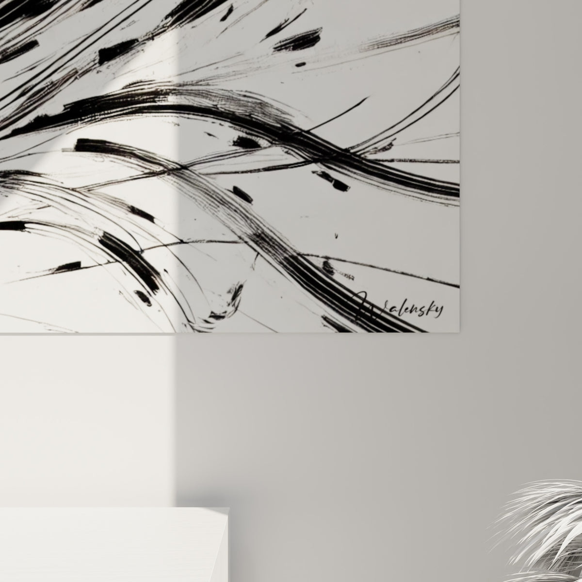 Traits fins noirs et blancs entrelacés, empâtements d'encre visibles sur la toile accrochée en angle