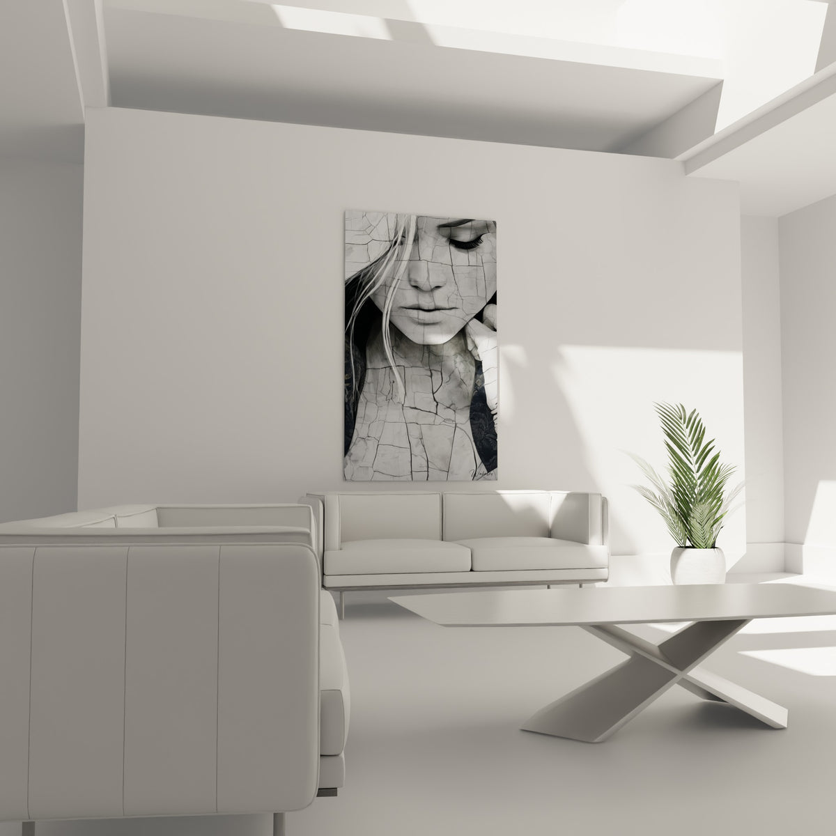 Visage fissuré aux tons blancs et anthracite, œuvre Visage abstrait au-dessus d'un canapé dans un salon lumineux