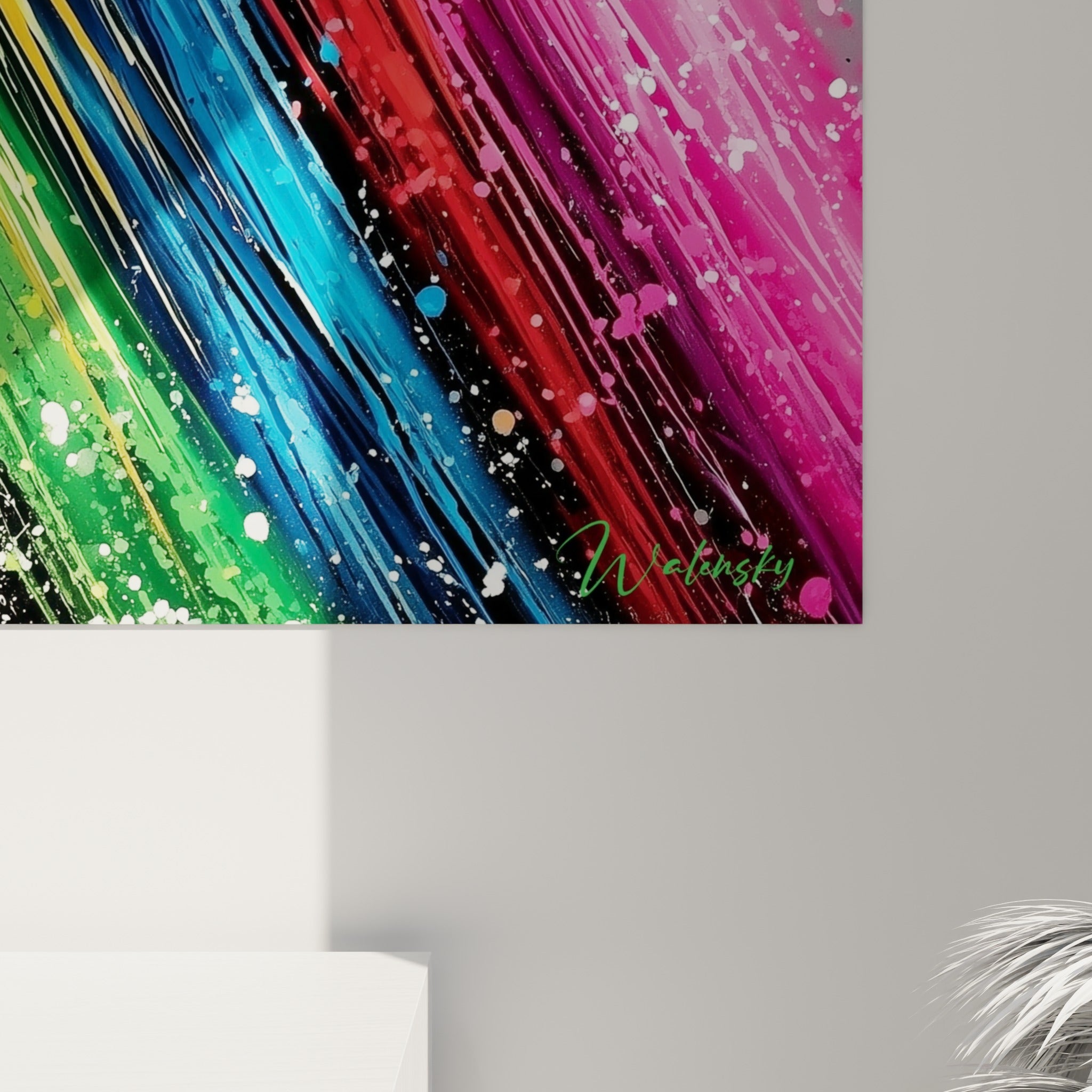 Coulures épaisses de peinture rose, jaune et verte visibles en détail sur ce tableau visage abstrait accroché au mur