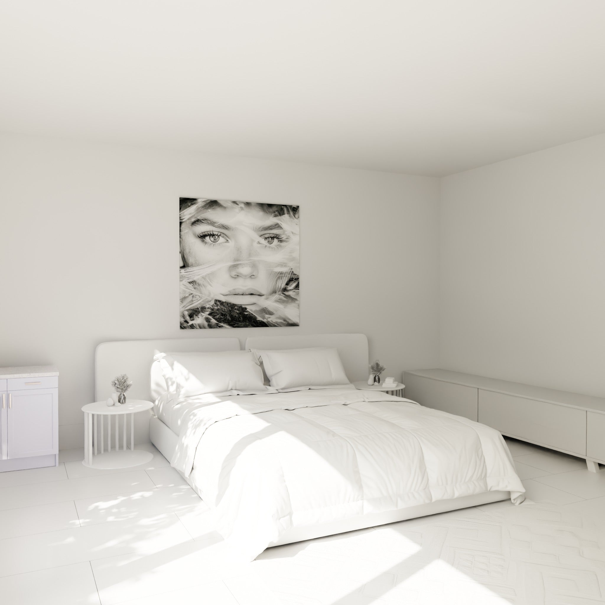 Yeux perçants et mèches blanches givrées sur fond anthracite, au-dessus d'un lit dans une chambre claire
