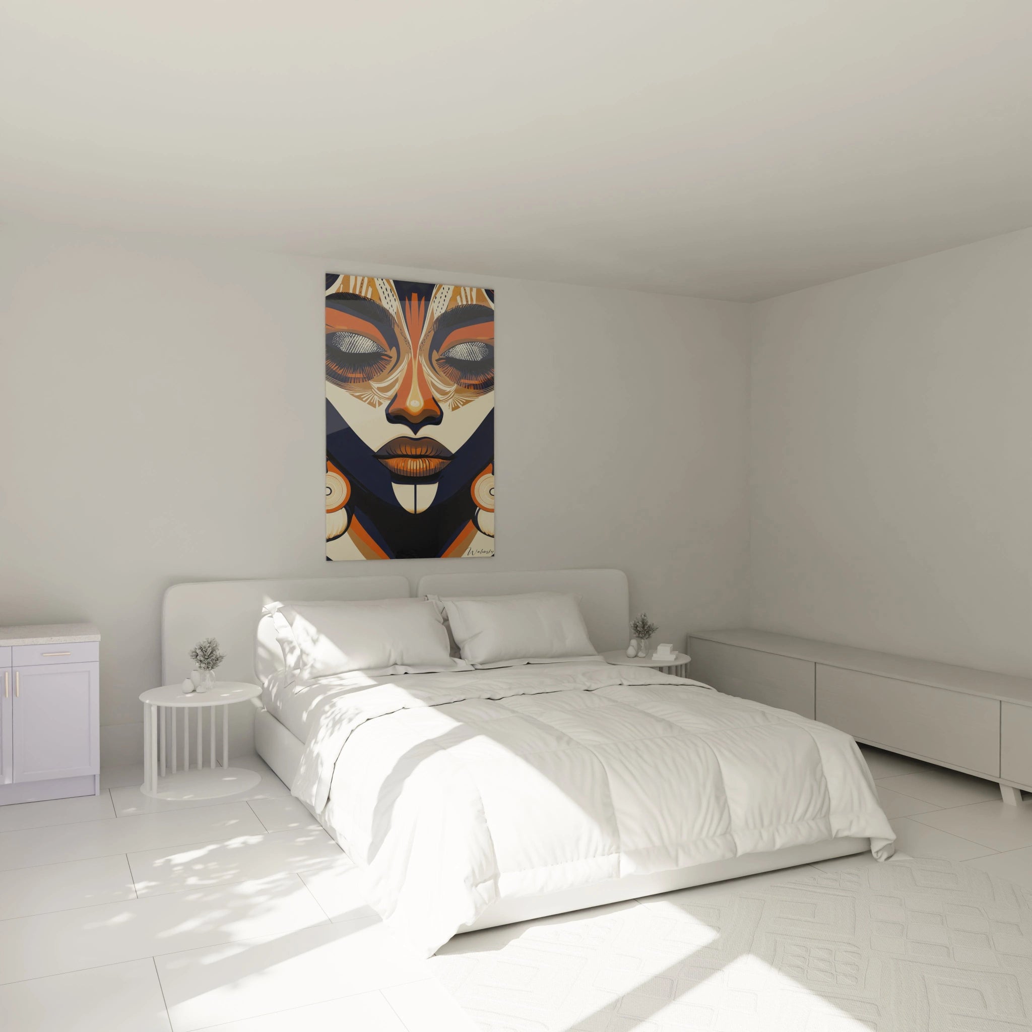 Tableau africain mural coloré représentant un visage stylisé accroché au-dessus d'un lit blanc dans une chambre lumineuse