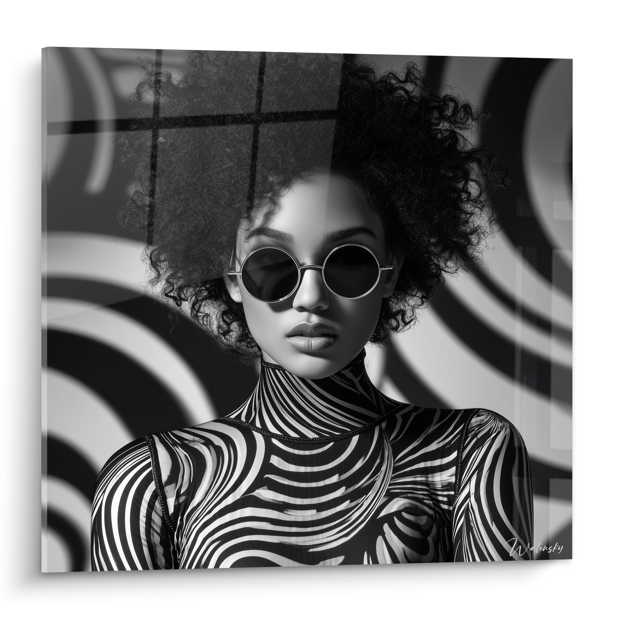 Femme afro aux lunettes rondes noires, motifs zébrés gris et blanc, fond à cercles concentriques