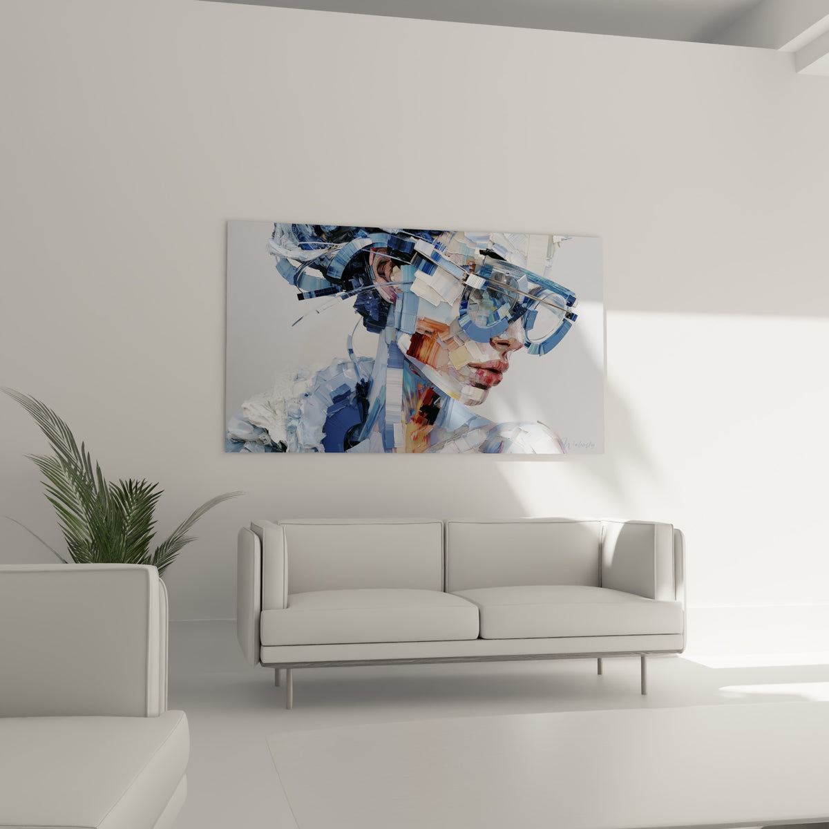 Visage fragmenté en bleu marine et ocre au-dessus d'un canapé dans un salon lumineux