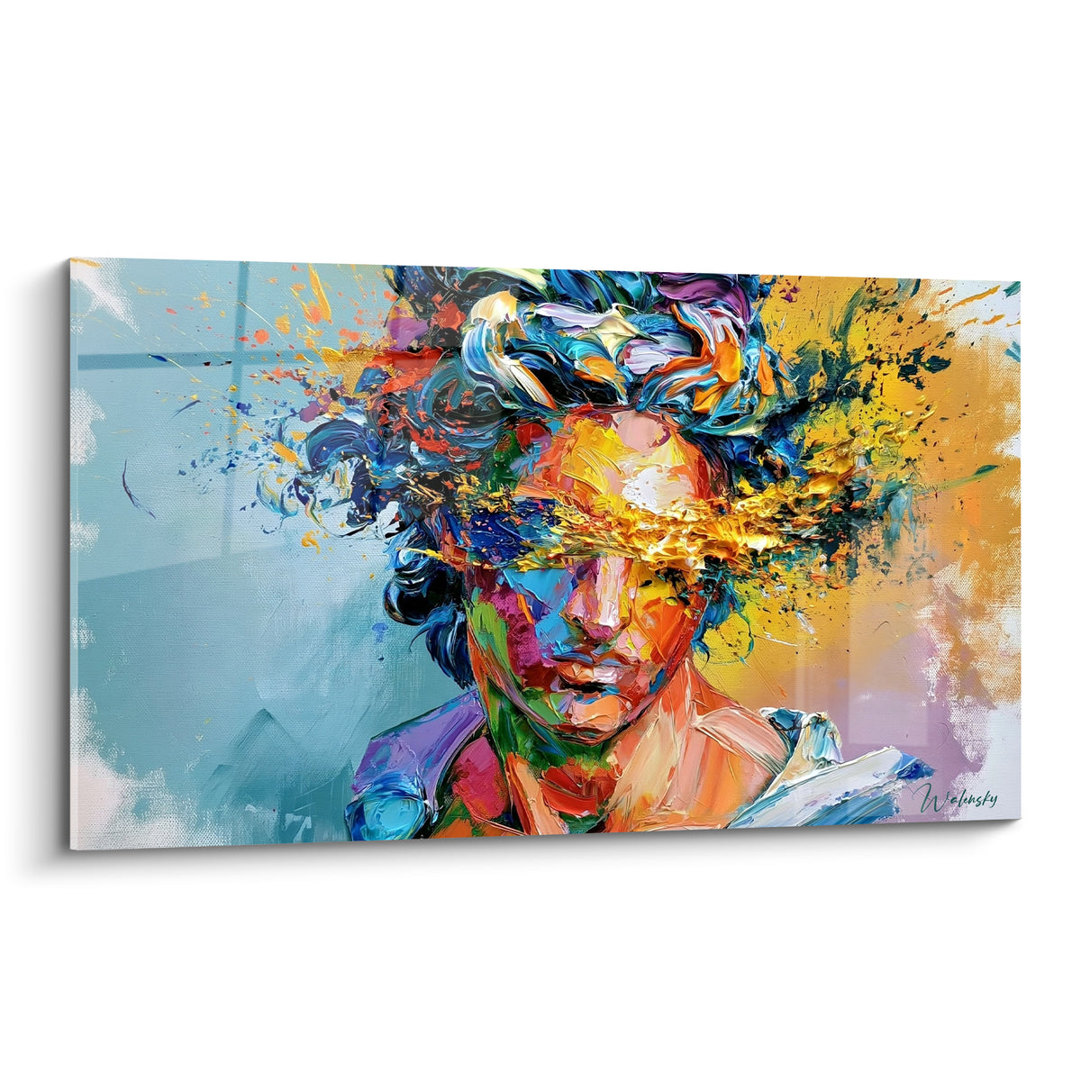 Visage éclaté en touches bleu marine et jaune doré, matière épaisse sur fond bleu pastel