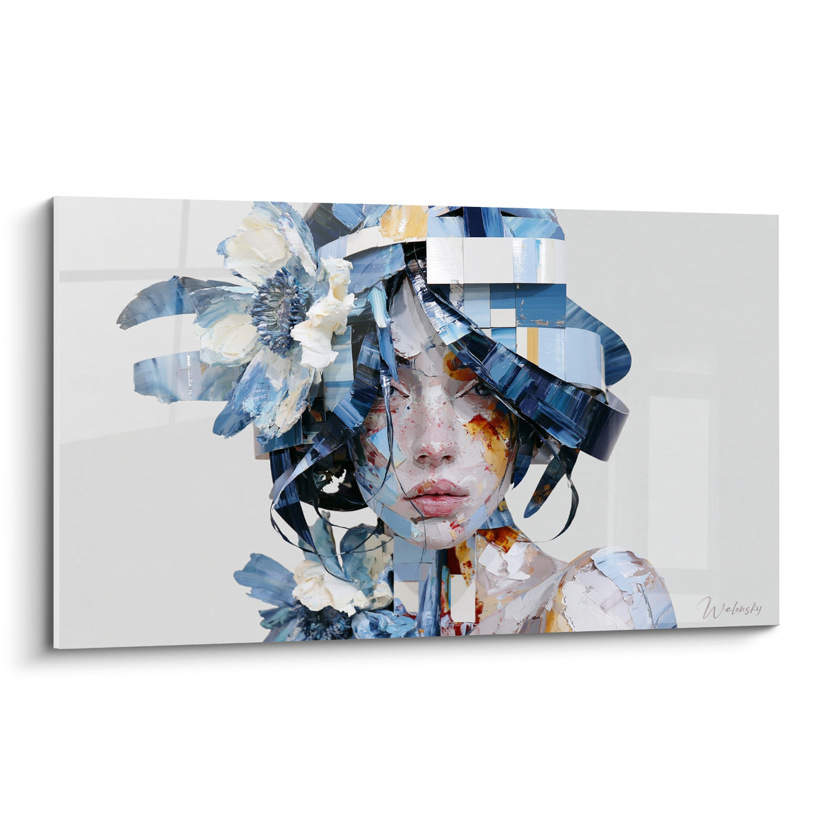 Visage féminin fragmenté en bleu marine et blanc, fleurs peintes, peau ocre éclaboussée de lumière