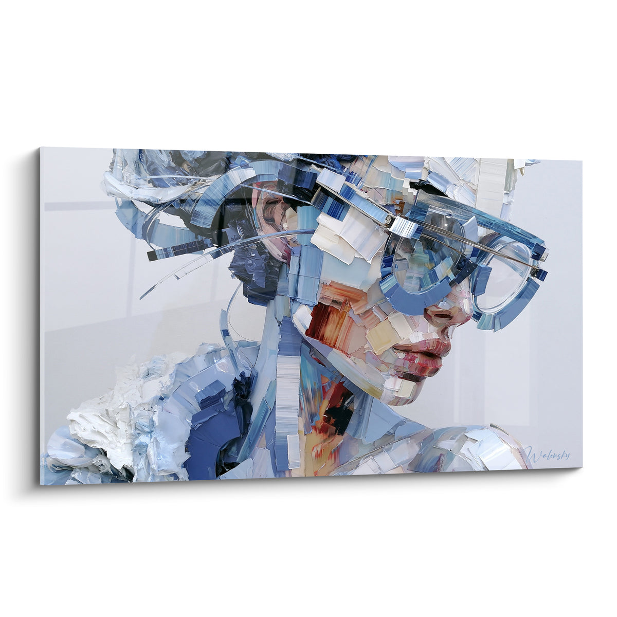 Visage de profil aux fragments bleu marine et blanc cassé, lunettes précises, texture éclatée