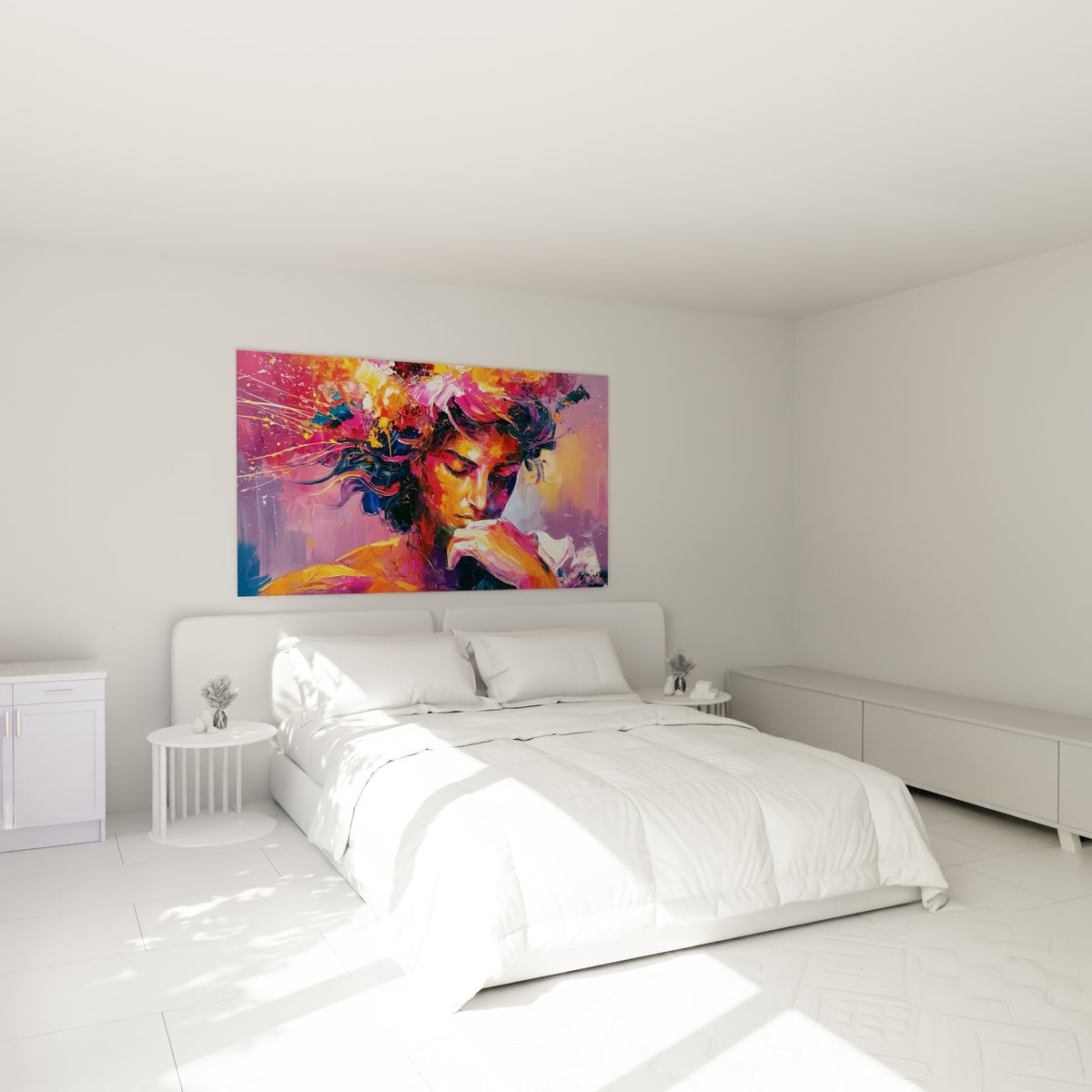 Portrait doré et violet aux yeux clos au-dessus d'un lit dans une chambre claire