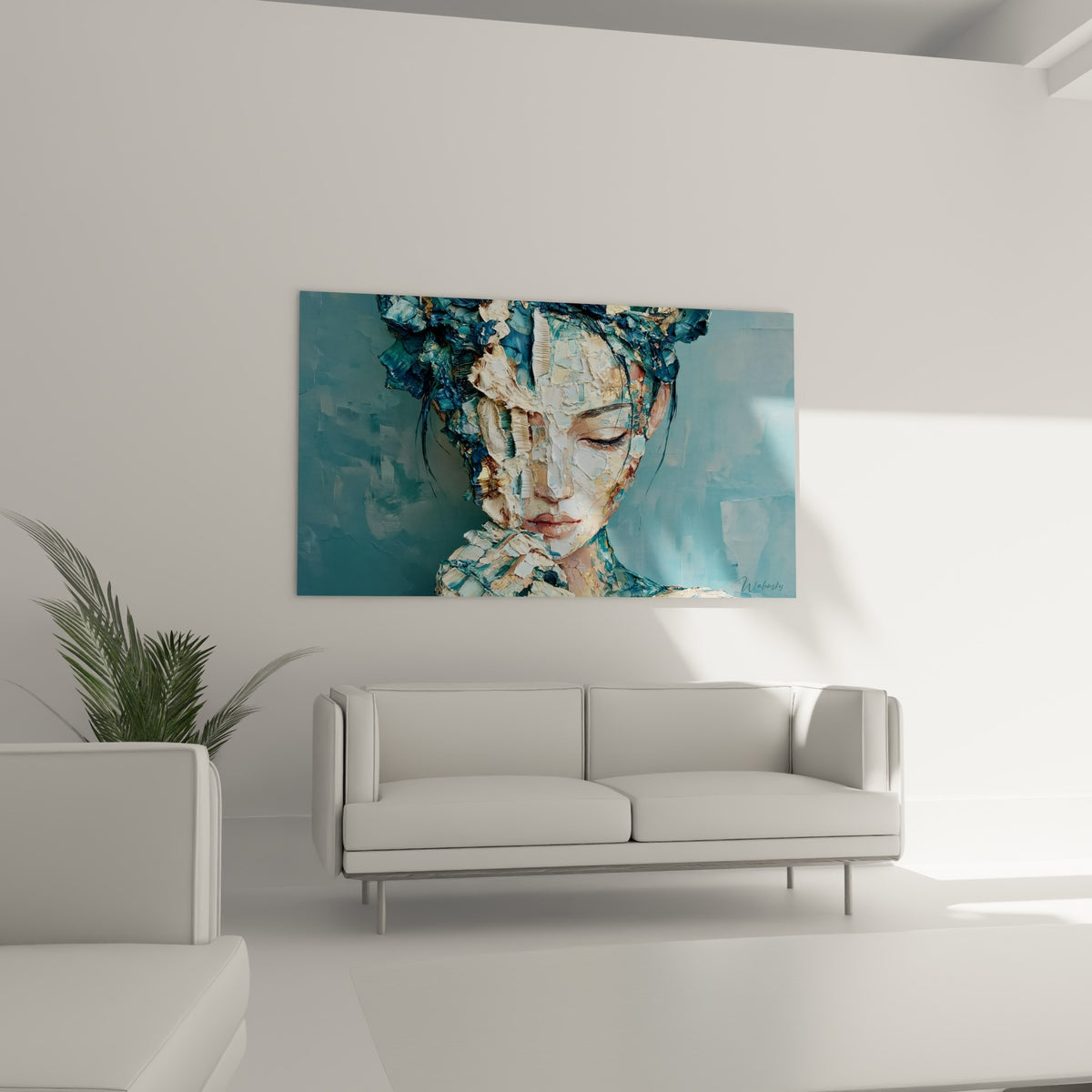 Portrait texturé bleu ardoise et doré, peau craquelée, au-dessus d'un canapé dans un salon lumineux