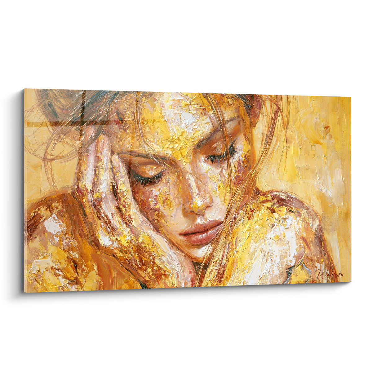 Visage féminin doré aux reflets ocre, main posée contre la joue, technique à l'empâtement