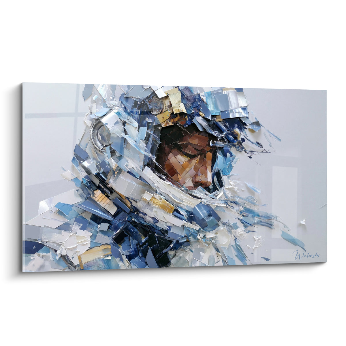 Visage fragmenté en éclats bleu marine et blanc, matière texturée au relief sculptural marqué