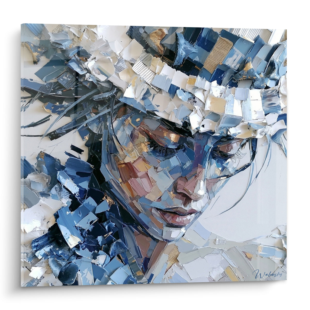 Visage fragmenté aux éclats bleu marine et dorés, technique en relief sur toile carrée.