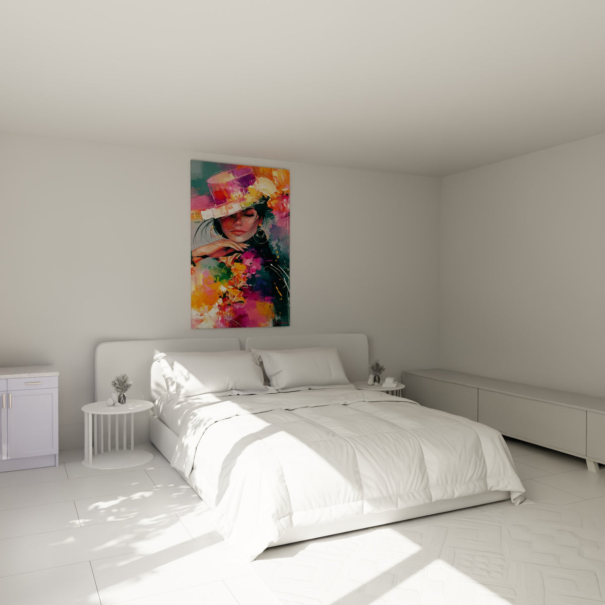 Femme au chapeau rose vif et fleurs orangées, tableau Visage accroché au-dessus d'un lit dans une chambre claire