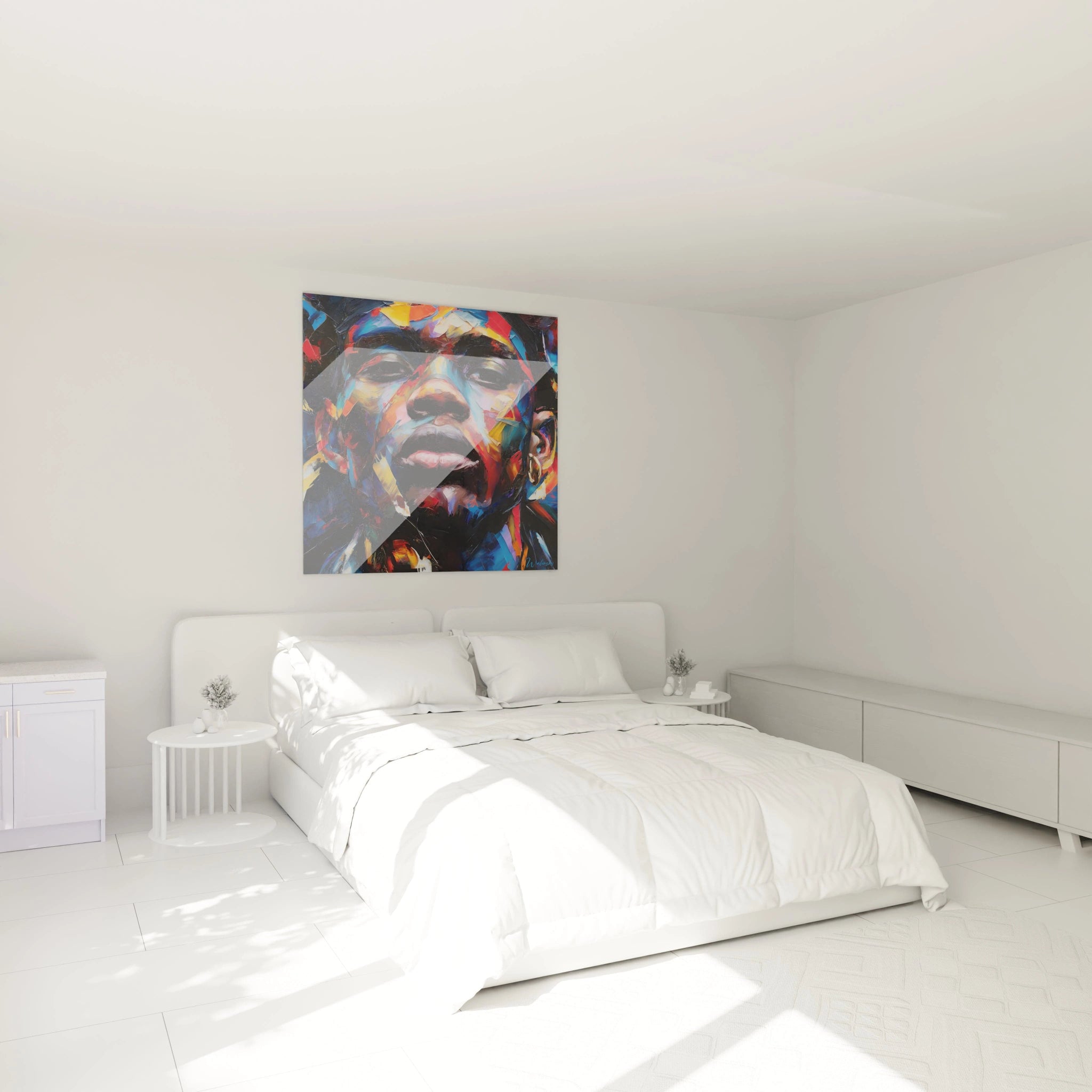 Tableau visage africain coloré de Walensky accroché au mur d'une chambre lumineuse et moderne