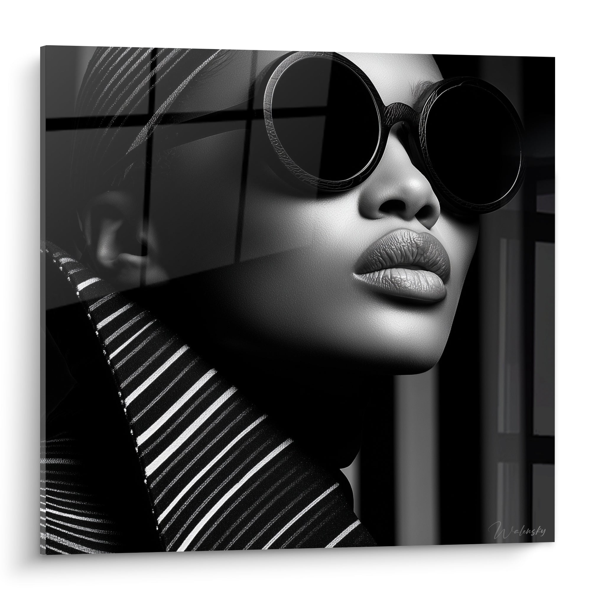 Visage noir et blanc aux lunettes rondes sombres, lèvres pleines et rayures contrastées