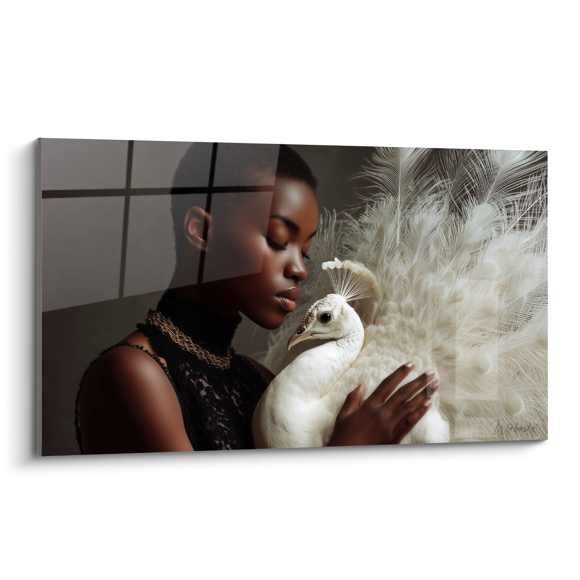 Femme au teint sombre enlace un paon blanc, dentelle noire, plumes ivoire déployées, lumière douce