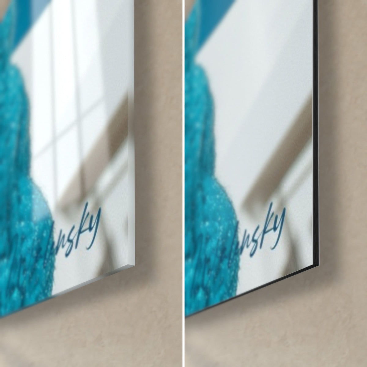 Tableau femme au pull turquoise, coin bas droit : verre acrylique brillant reflétant la fenêtre, alu Dibond mat noir, tranche de 3 mm