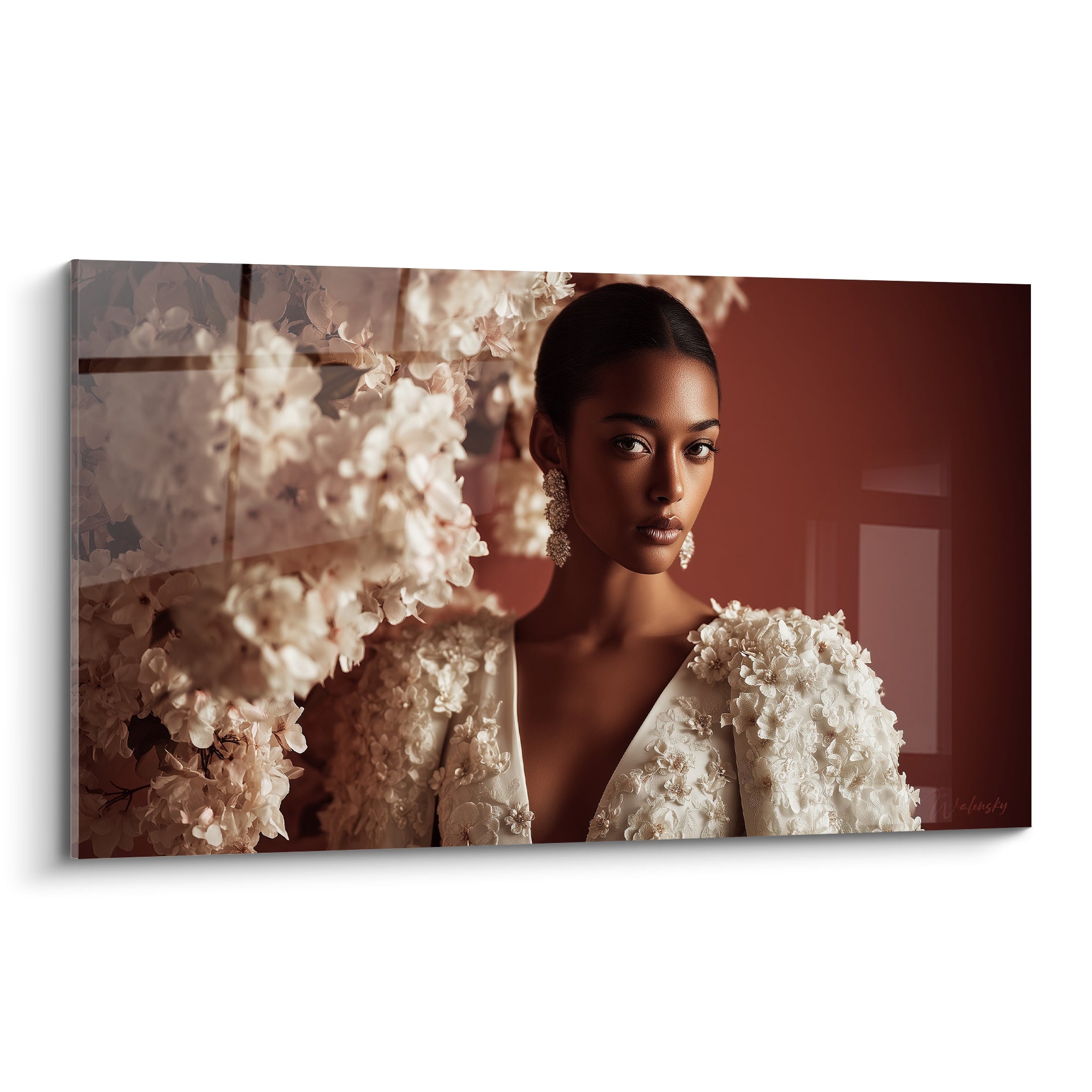 Visage de la mode au teint hâlé, veste ivoire fleurie, fond terracotta profond et intense