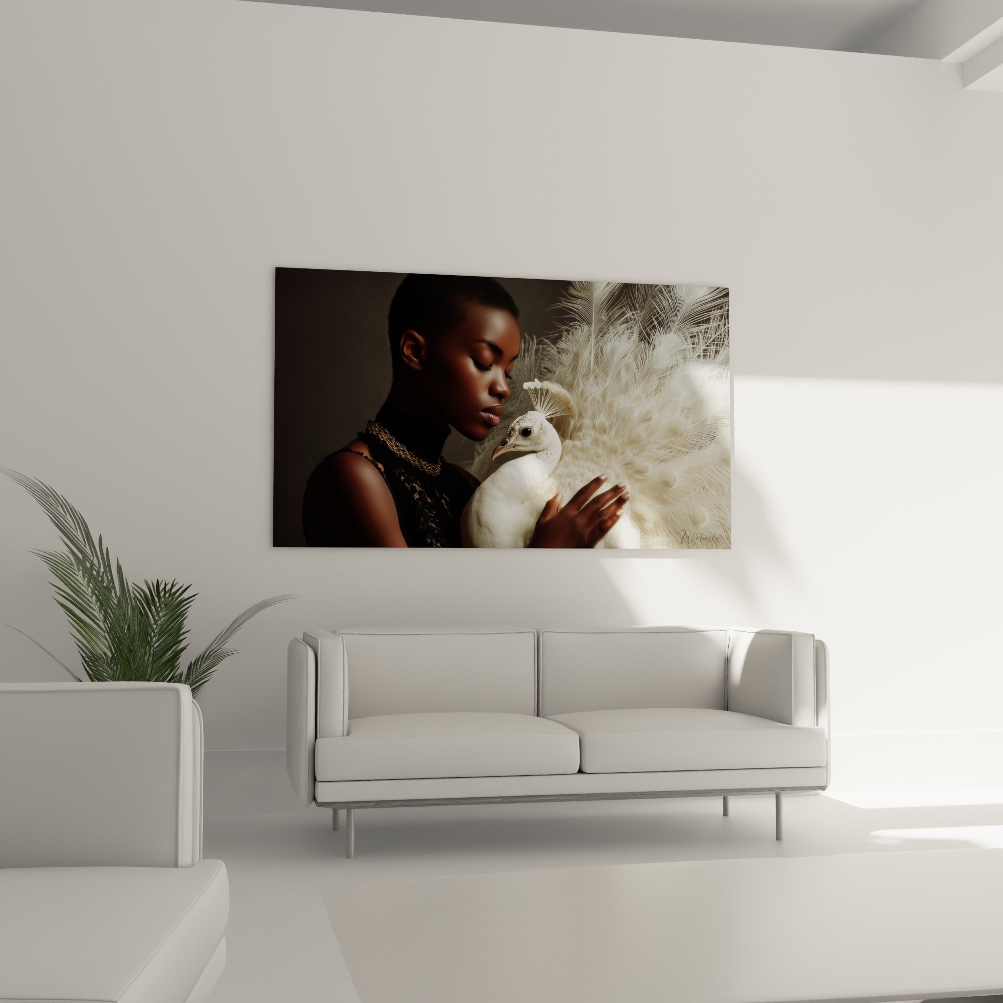 Étreinte tendre entre femme et paon, chaîne dorée et plumage blanc, au-dessus d'un canapé dans un salon lumineux