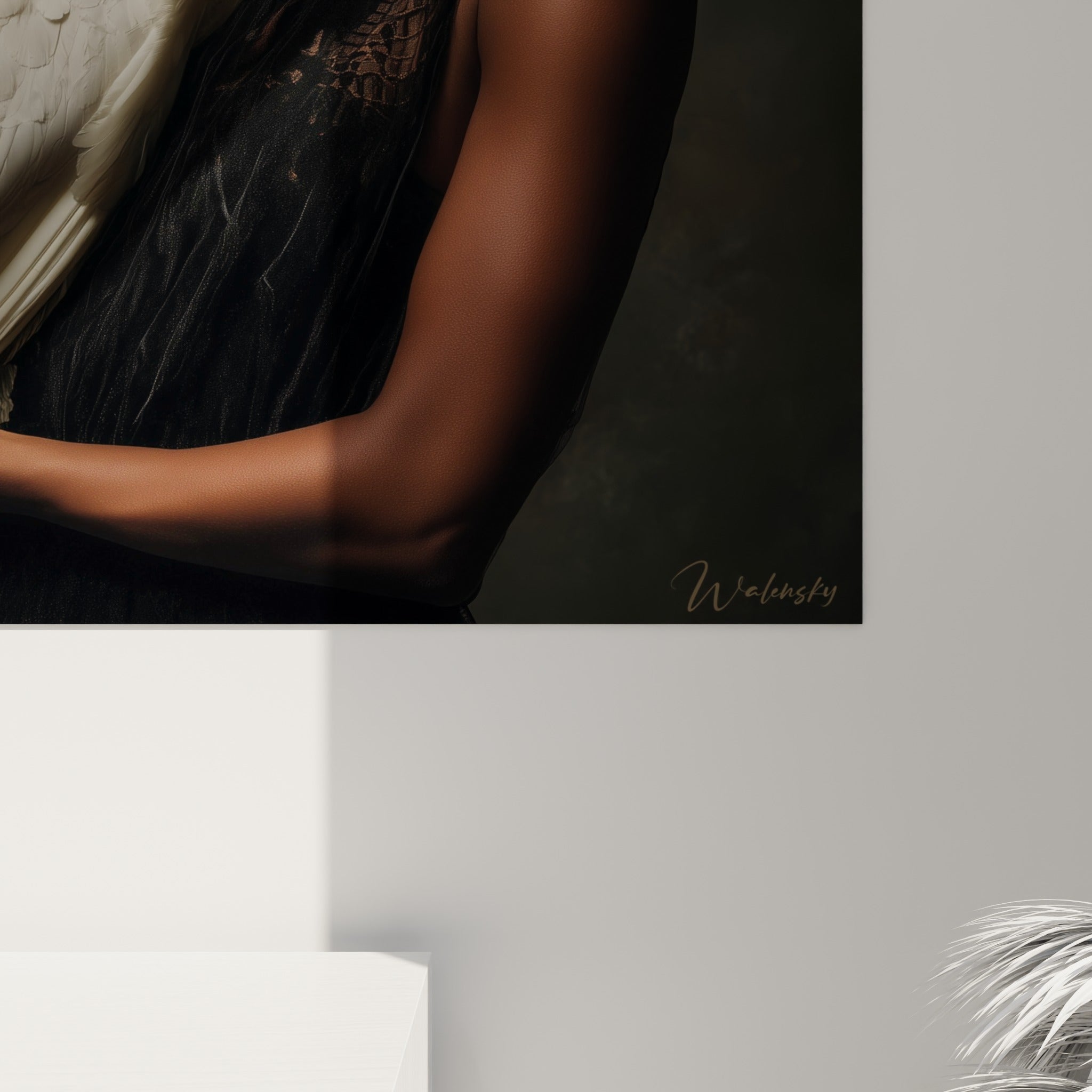 Détail des plumes ivoire texturées du paon contre la peau bronze, grain soyeux et reflets dorés visibles