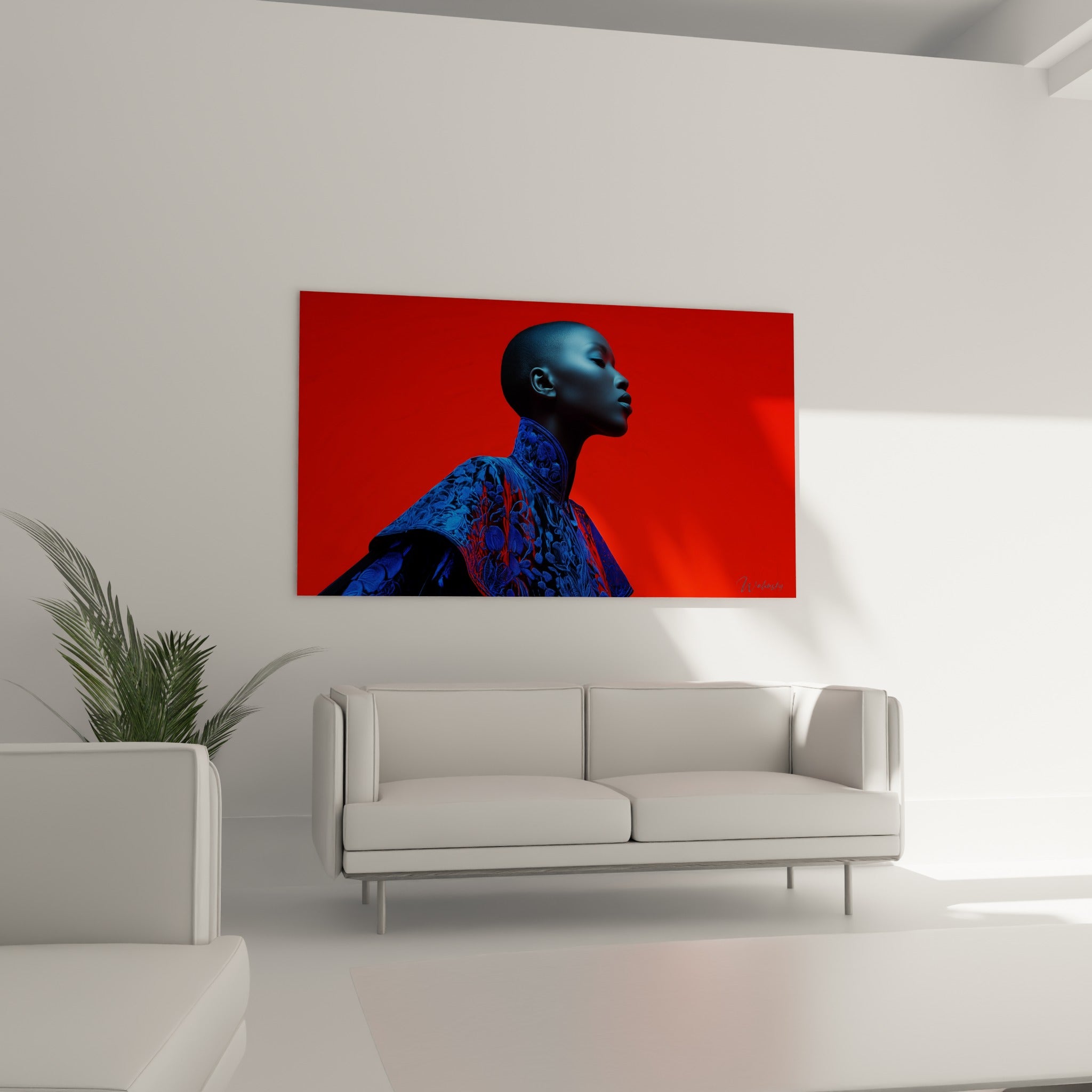 Portrait Visage de la mode en bleu profond et rouge intense, au-dessus d'un canapé dans un salon lumineux