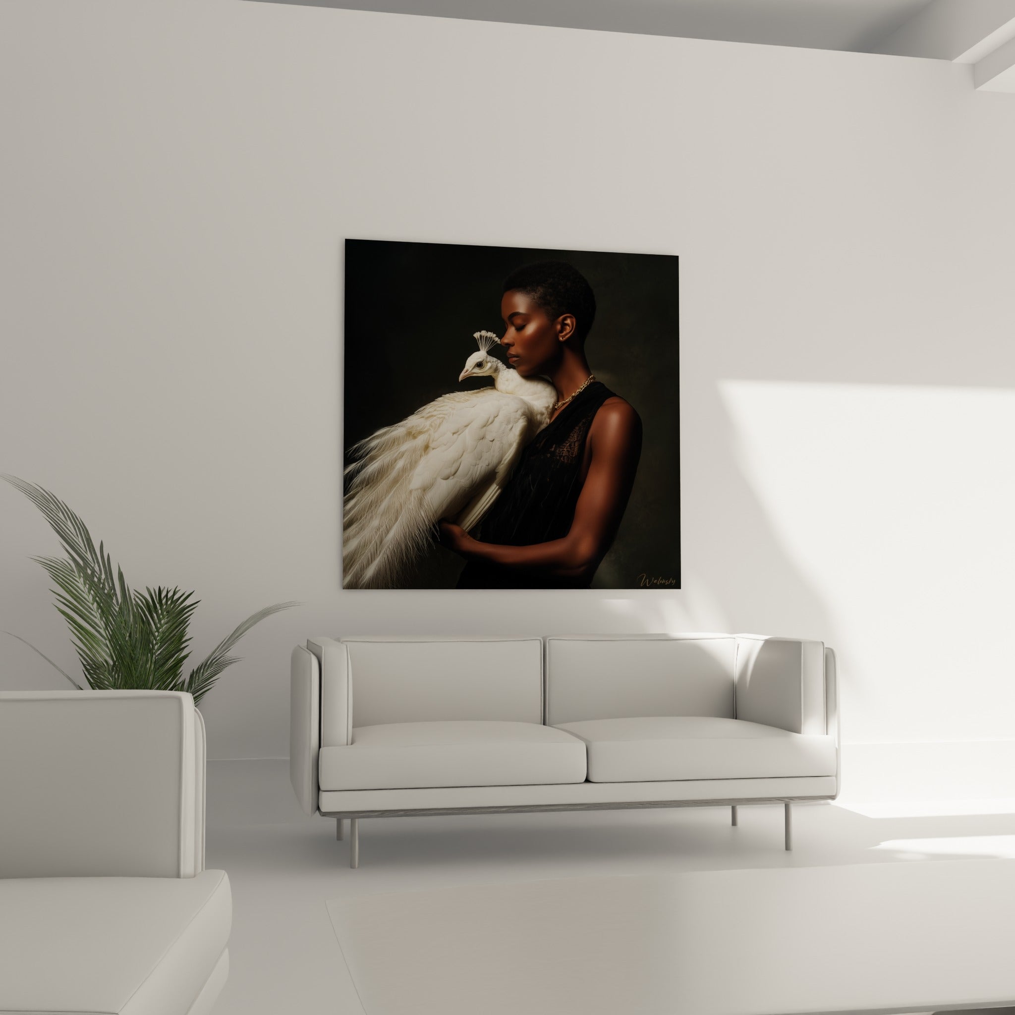 Portrait tendre d'une femme et d'un paon aux plumes ivoire, contraste noir et doré, au-dessus d'un canapé dans un salon lumineux