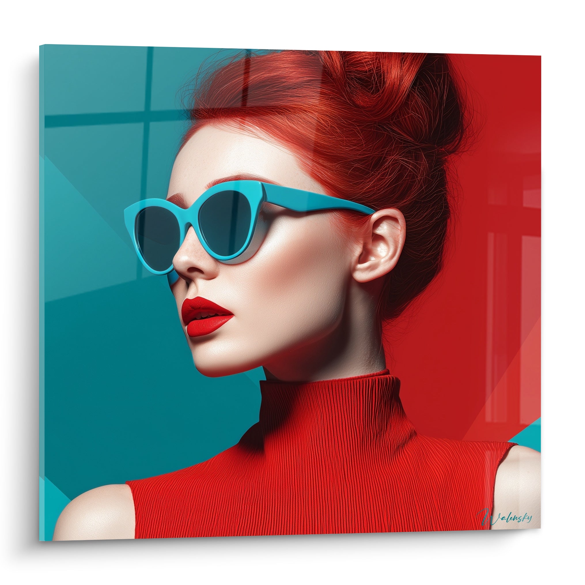 Portrait visage de la mode aux cheveux roux, lunettes turquoise et fond bicolore rouge et bleu