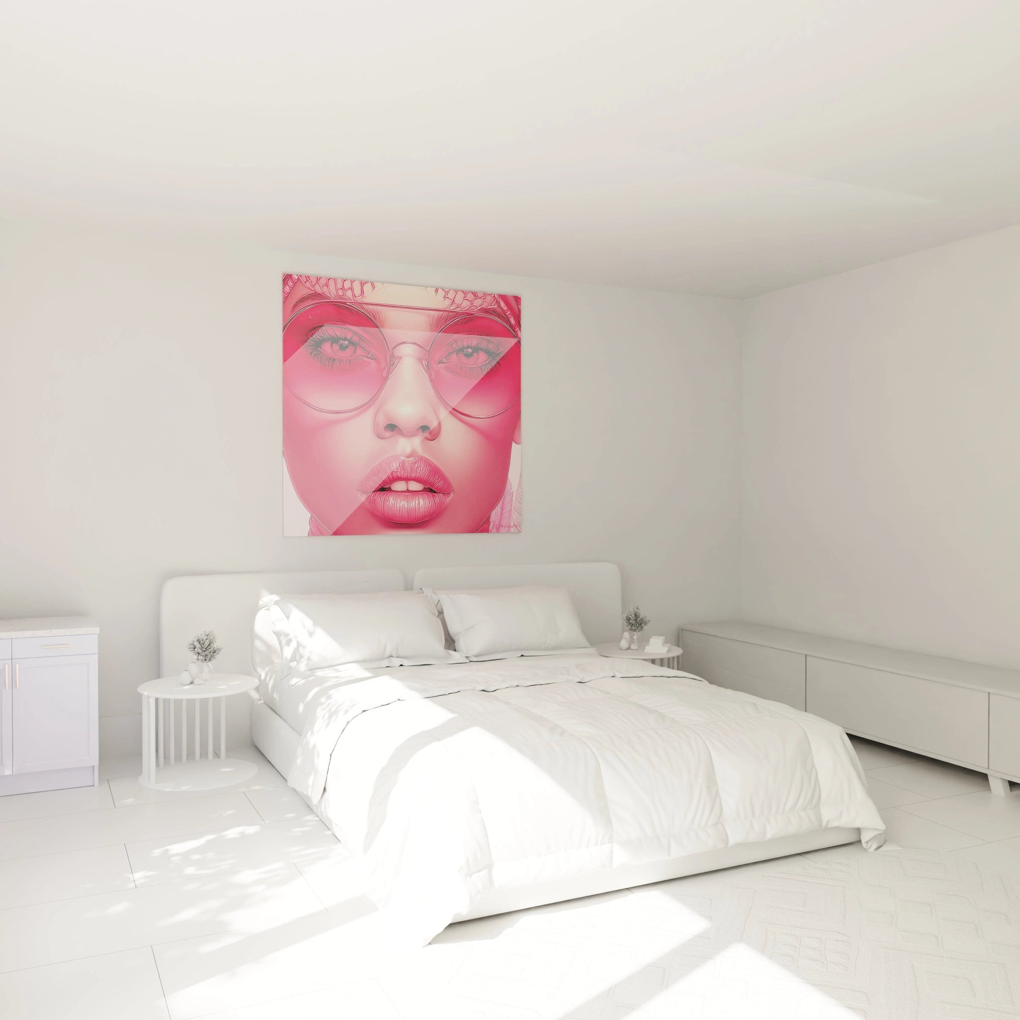 Tableau mural visage africain moderne en rose accroché au-dessus d'un lit dans une chambre lumineuse