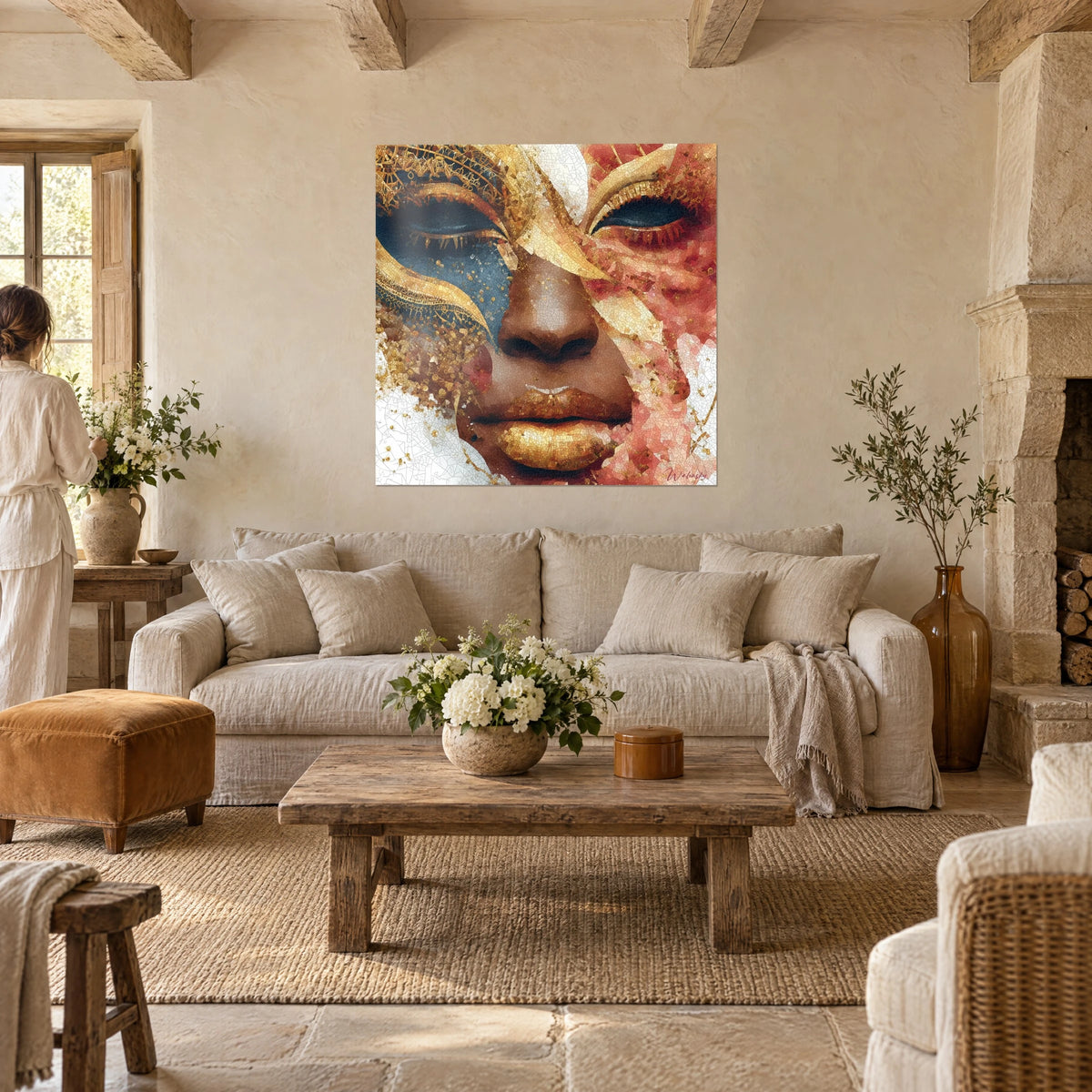 Cuadro rostro en mosaico, párpados azul medianoche y labios dorados sobre rosa coral, encima de un sofá en un salón luminoso