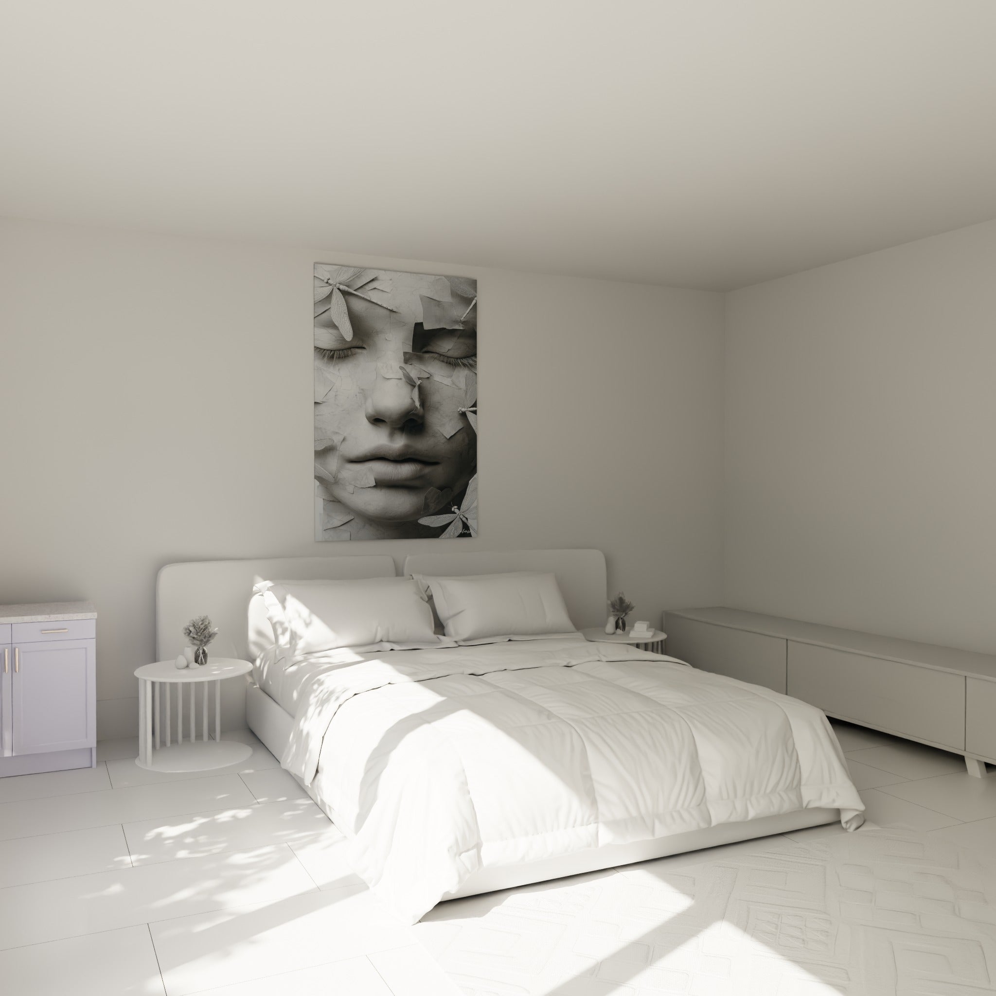 Visage sculpté gris et blanc, paupières closes, libellules délicates, au-dessus d'un lit dans une chambre claire