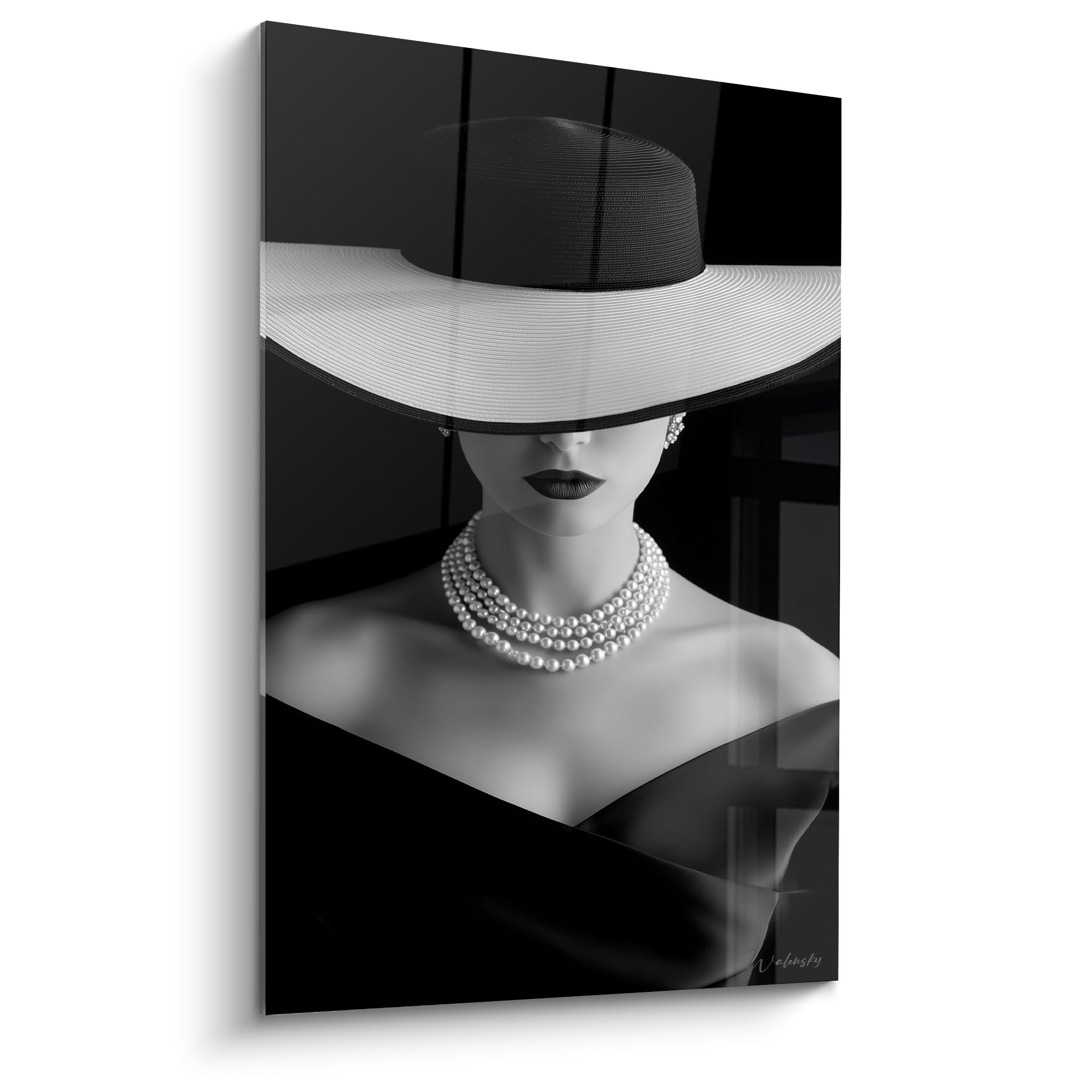 Femme au chapeau noir et blanc, lèvres sombres et collier de perles nacrées, portrait sculptural