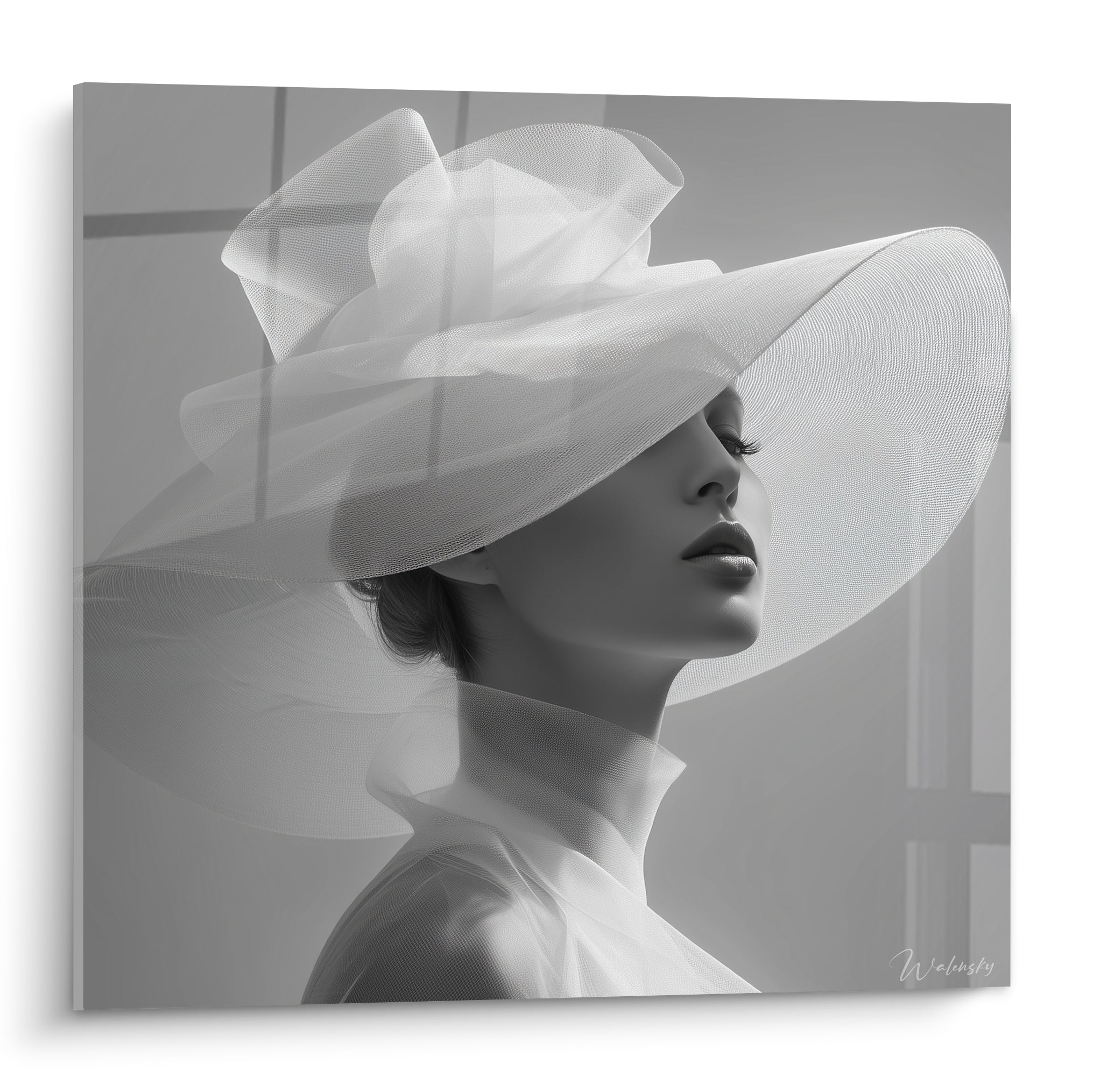 Profil féminin sous large chapeau de tulle blanc, portrait anthracite et gris raffiné