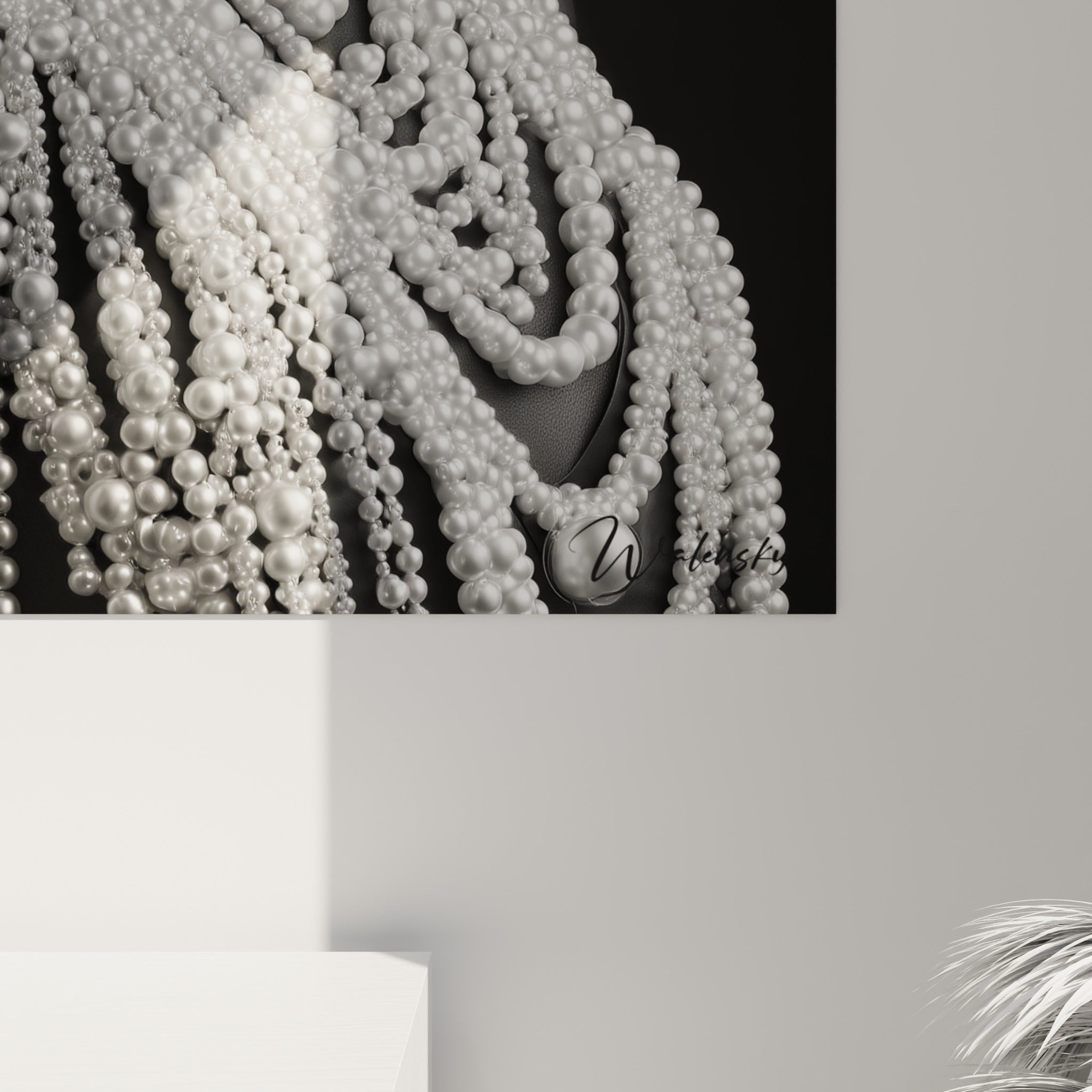 Détail des perles ivoire et blanches sculptées en relief sur ce tableau au grain lisse et contrasté