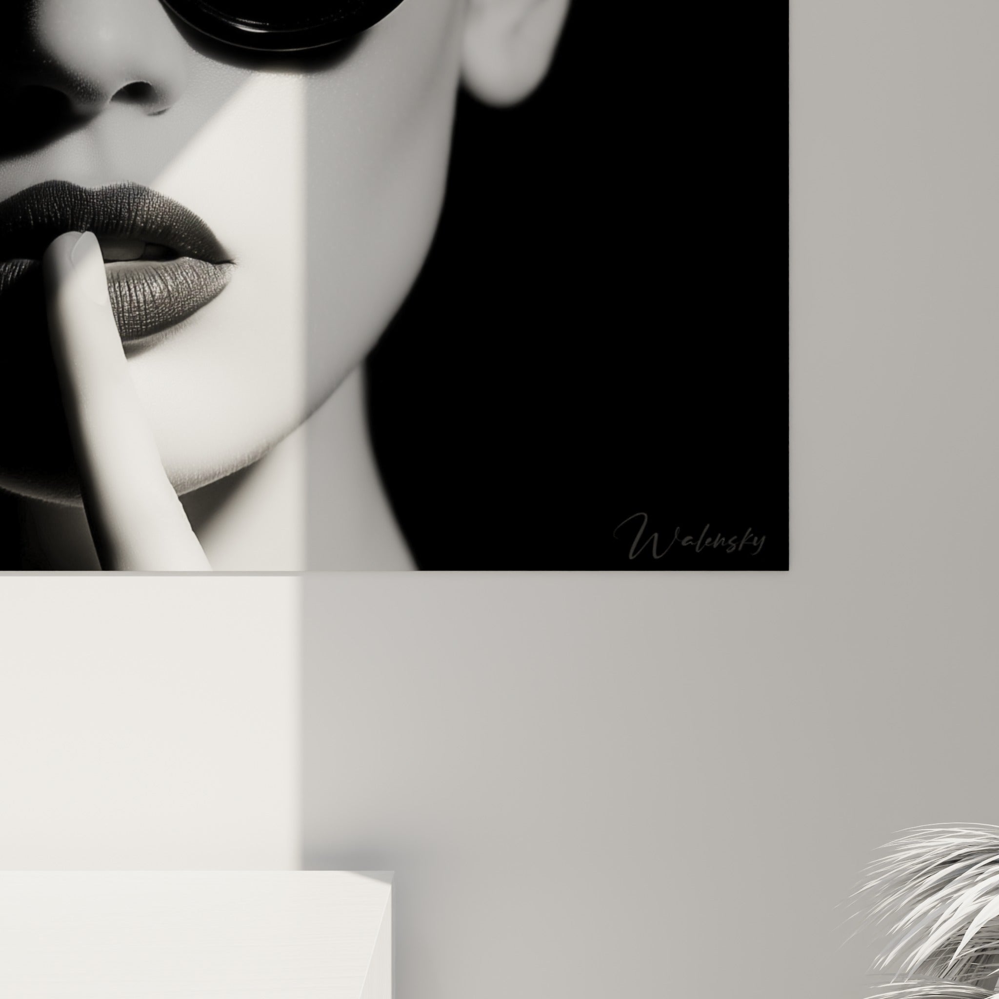 Détail du grain photographique sur les lunettes noires laquées et la peau blanche lumineuse du portrait