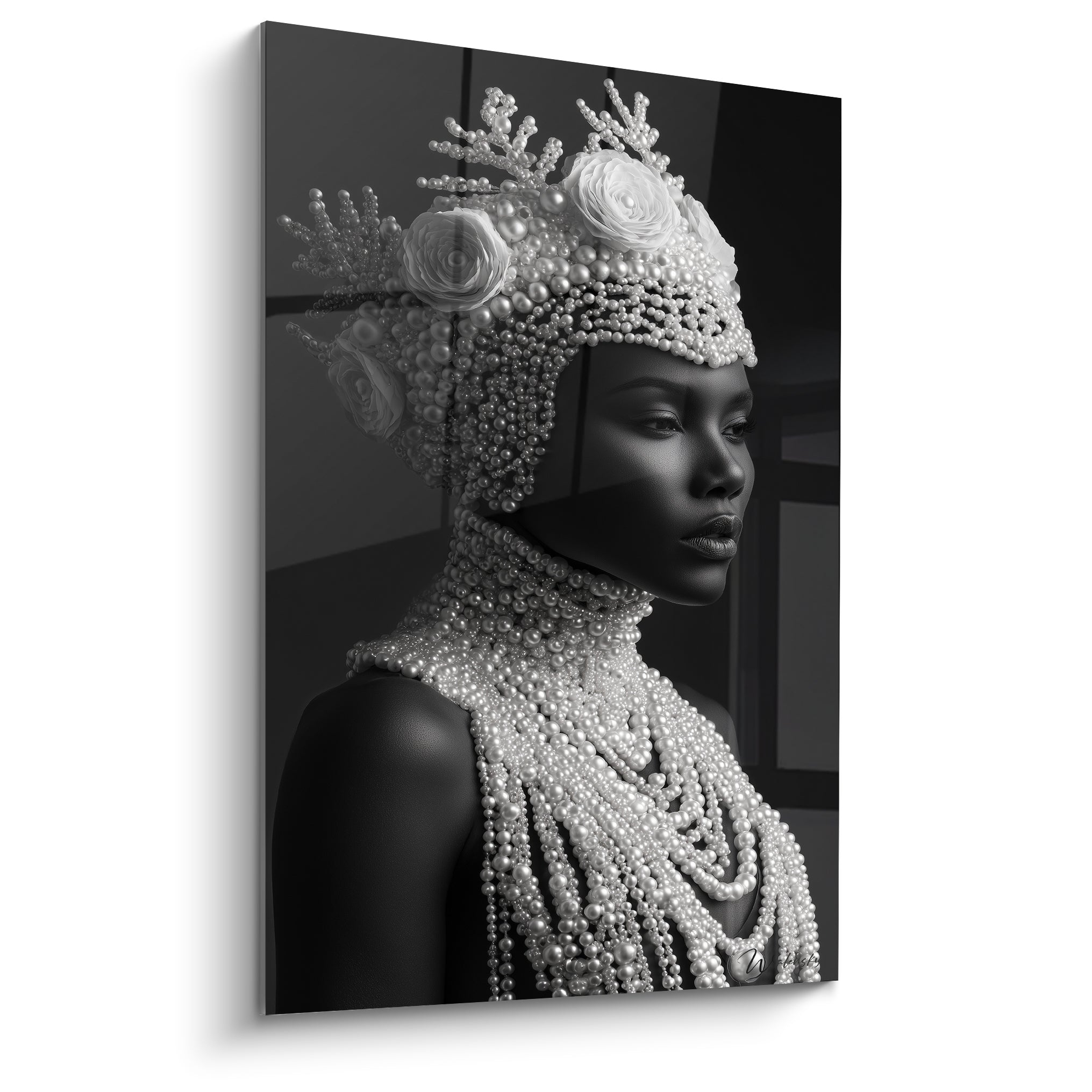 Visage noir et blanc de femme coiffée de perles ivoire et roses blanches sur fond anthracite