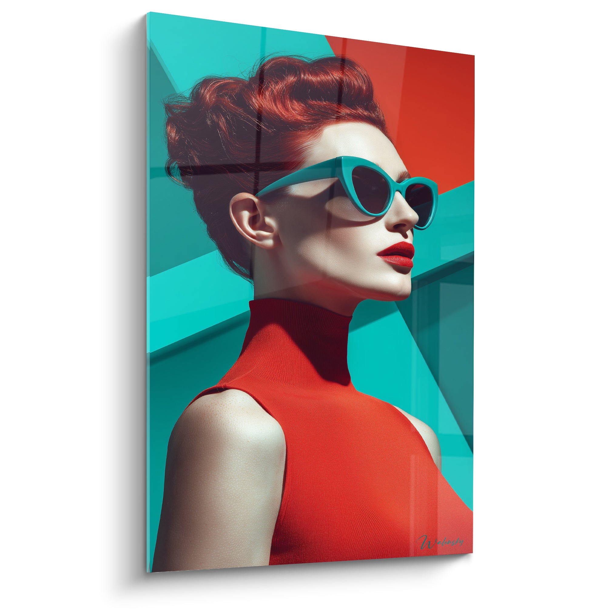 Femme rousse en tableau rouge et turquoise, lunettes cerclées, lèvres écarlates, décor géométrique