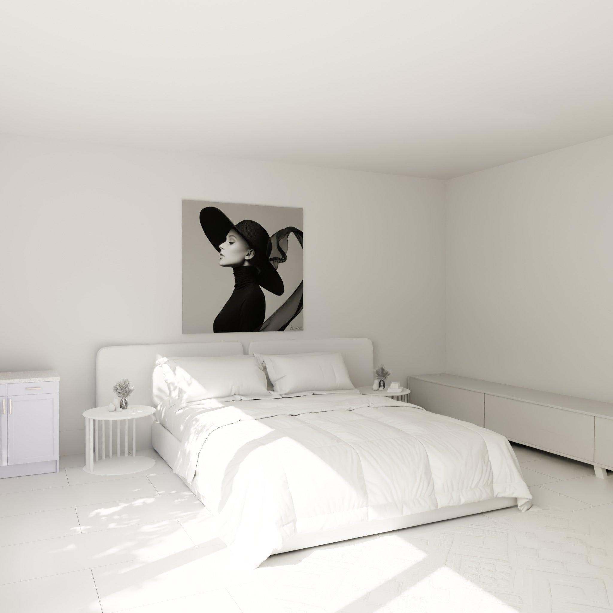 Femme au chapeau noir et col roulé anthracite accrochée au-dessus d'un lit dans une chambre claire